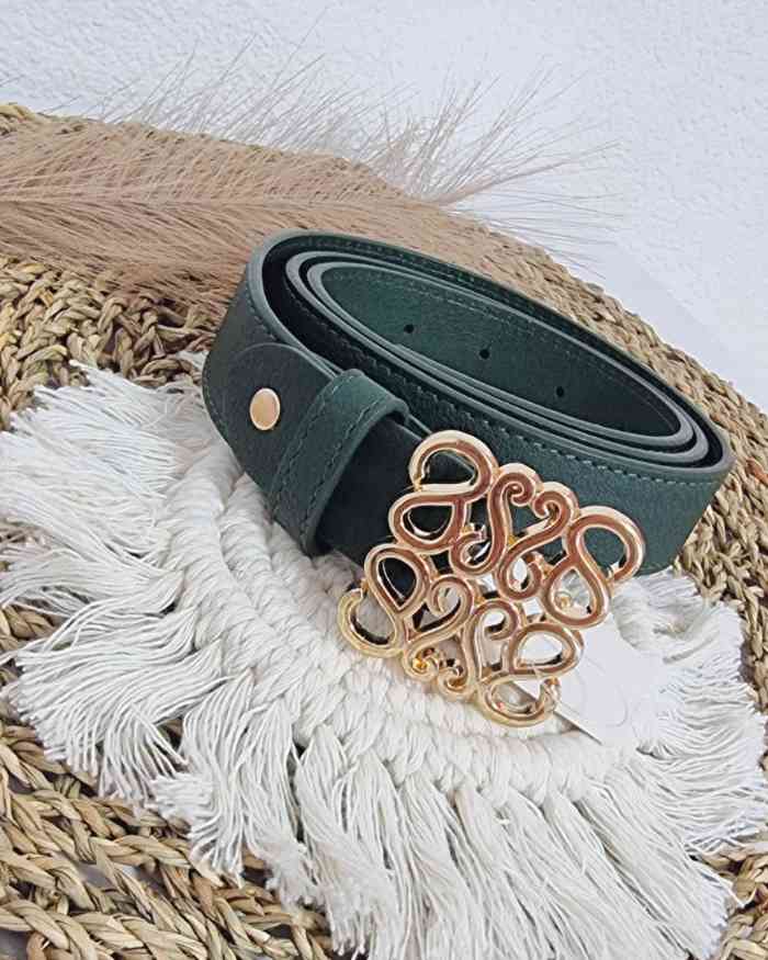 Cinturón Elegante Faire PinoCinturón Elegante Faire Este cinturón te ayudara a darle el toque que necesitas a tu look mas elegante. El cinturón elegante Faire Violeta cuenta con una hebilla dorada de diseño estético y en tendencia. Complementa tu atuendo