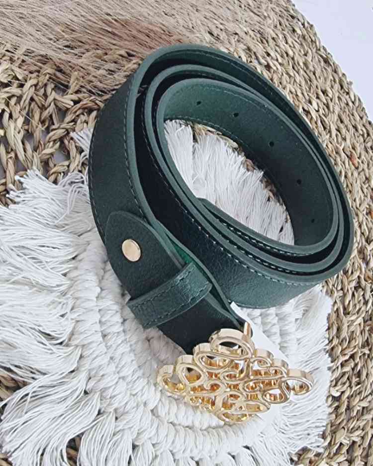 Cinturón Elegante Faire PinoCinturón Elegante Faire Este cinturón te ayudara a darle el toque que necesitas a tu look mas elegante. El cinturón elegante Faire Violeta cuenta con una hebilla dorada de diseño estético y en tendencia. Complementa tu atuendo