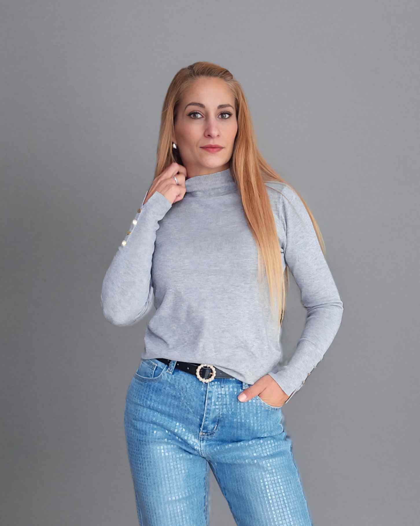 Jersey Punto Suave Gold-6 ColoresJersey Punto Suave Buscas un jersey de punto suave acogedor y cálido? No busques mas! Este suéter es muy suave y perfecto para los días mas frescos. Comodo y confortable Detalle de botones dorados en las mangas. Talla S/XL