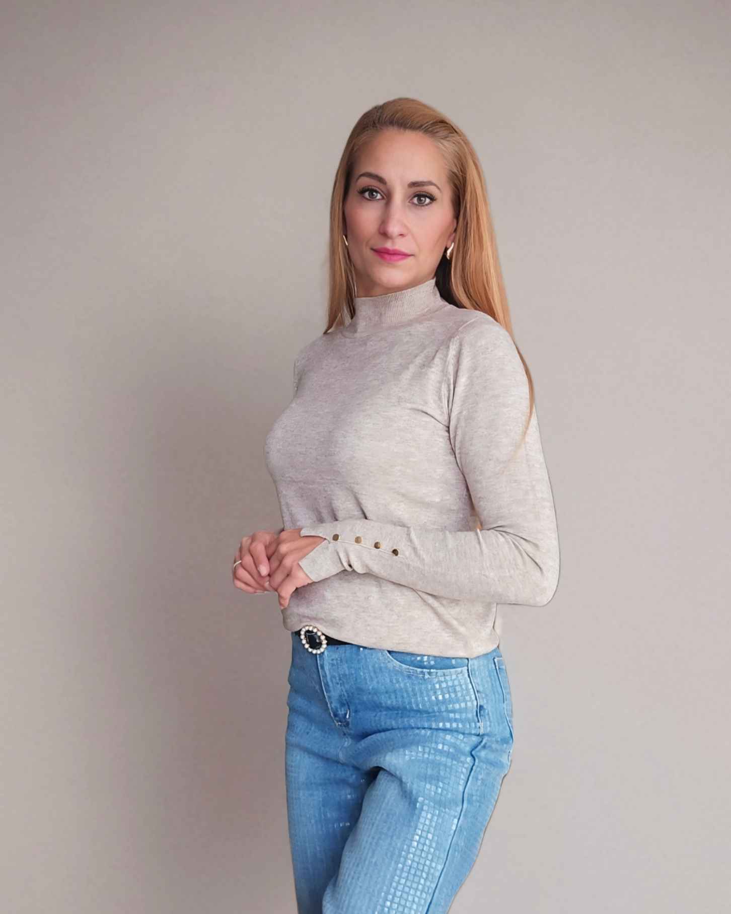 Jersey Punto Suave Gold-6 ColoresJersey Punto Suave Buscas un jersey de punto suave acogedor y cálido? No busques mas! Este suéter es muy suave y perfecto para los días mas frescos. Comodo y confortable Detalle de botones dorados en las mangas. Talla S/XL