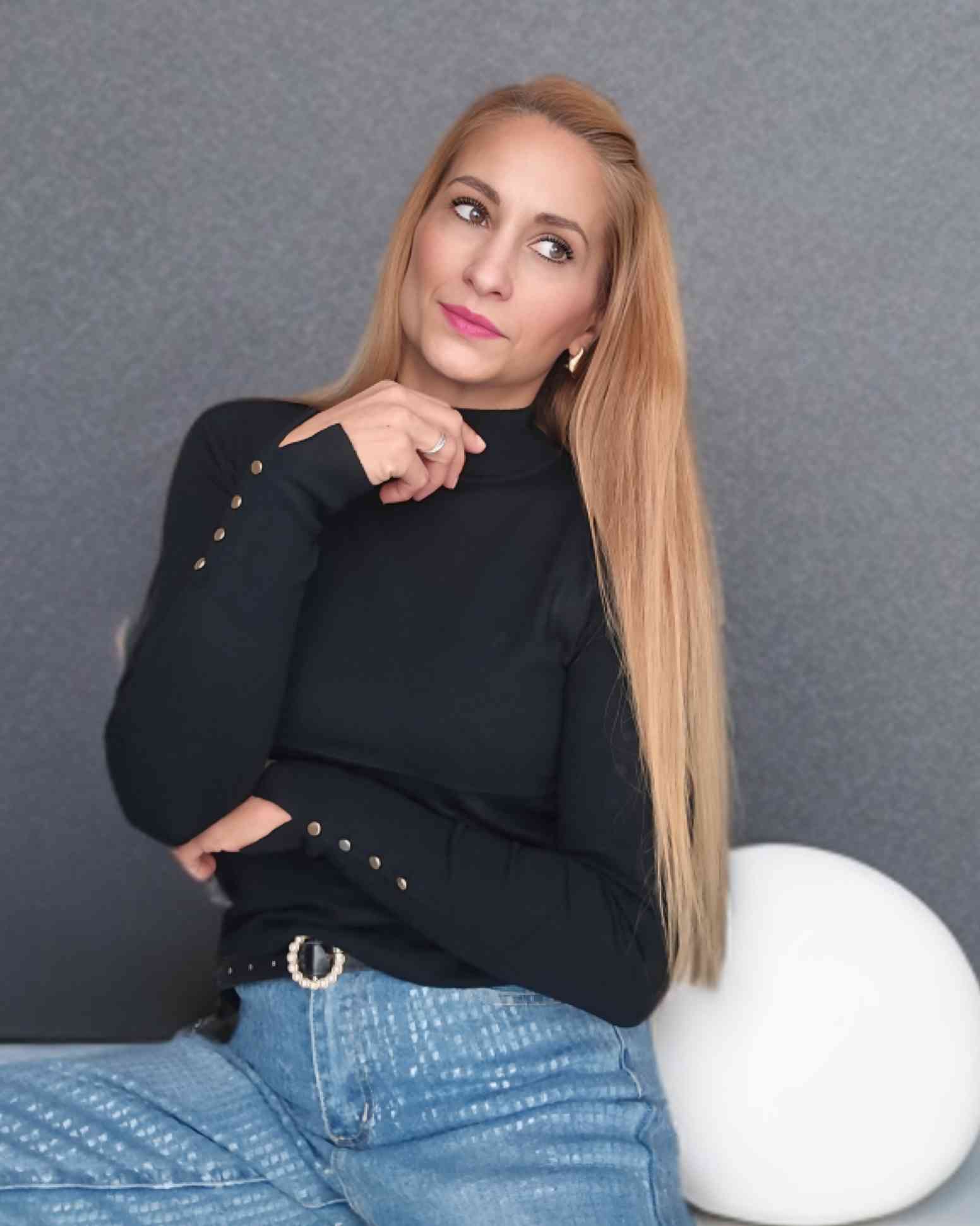 Jersey Punto Suave Gold-6 ColoresJersey Punto Suave Buscas un jersey de punto suave acogedor y cálido? No busques mas! Este suéter es muy suave y perfecto para los días mas frescos. Comodo y confortable Detalle de botones dorados en las mangas. Talla S/XL