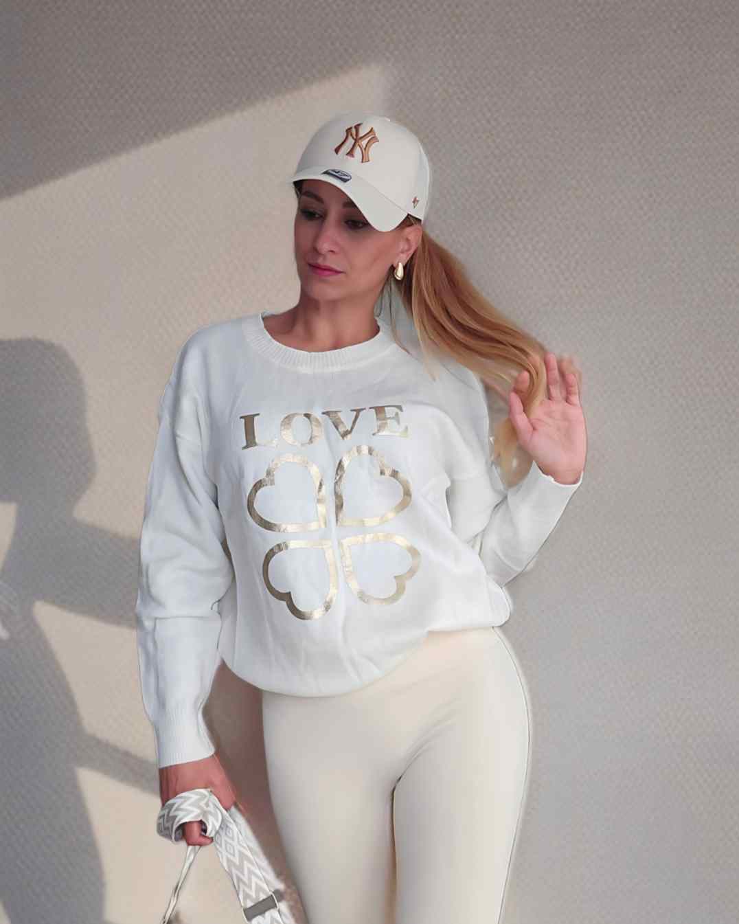 Pullover Jersey Love- 3 colores¡Atrévete a destacar con nuestro Jersey Love! Con un estampado gold único y detalles acanalados en puños y cinturilla, este jersey es cómodo y versátil para cualquier ocasión. Disponible en talla única,apta desde S hasta 2XL