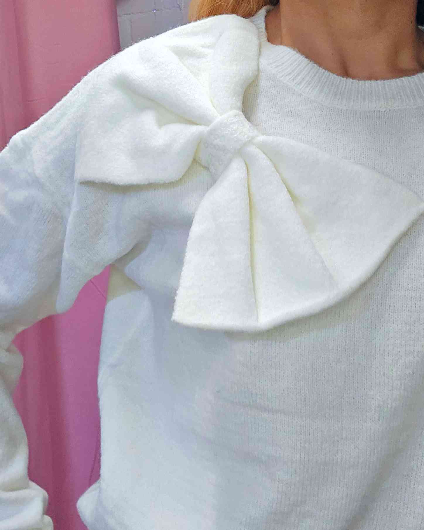 Jersey Pulli Schleife - 5 ColoresJersey Pullover Schleife El jersey perfecto para esta temporada es cálido, suave y cómodo. El lazo, con pequeños brillos decorativos de lentejuelas, le ofrece un toque festivo a cualquier look.✨️ •Talla unica S/2XL (36-44)