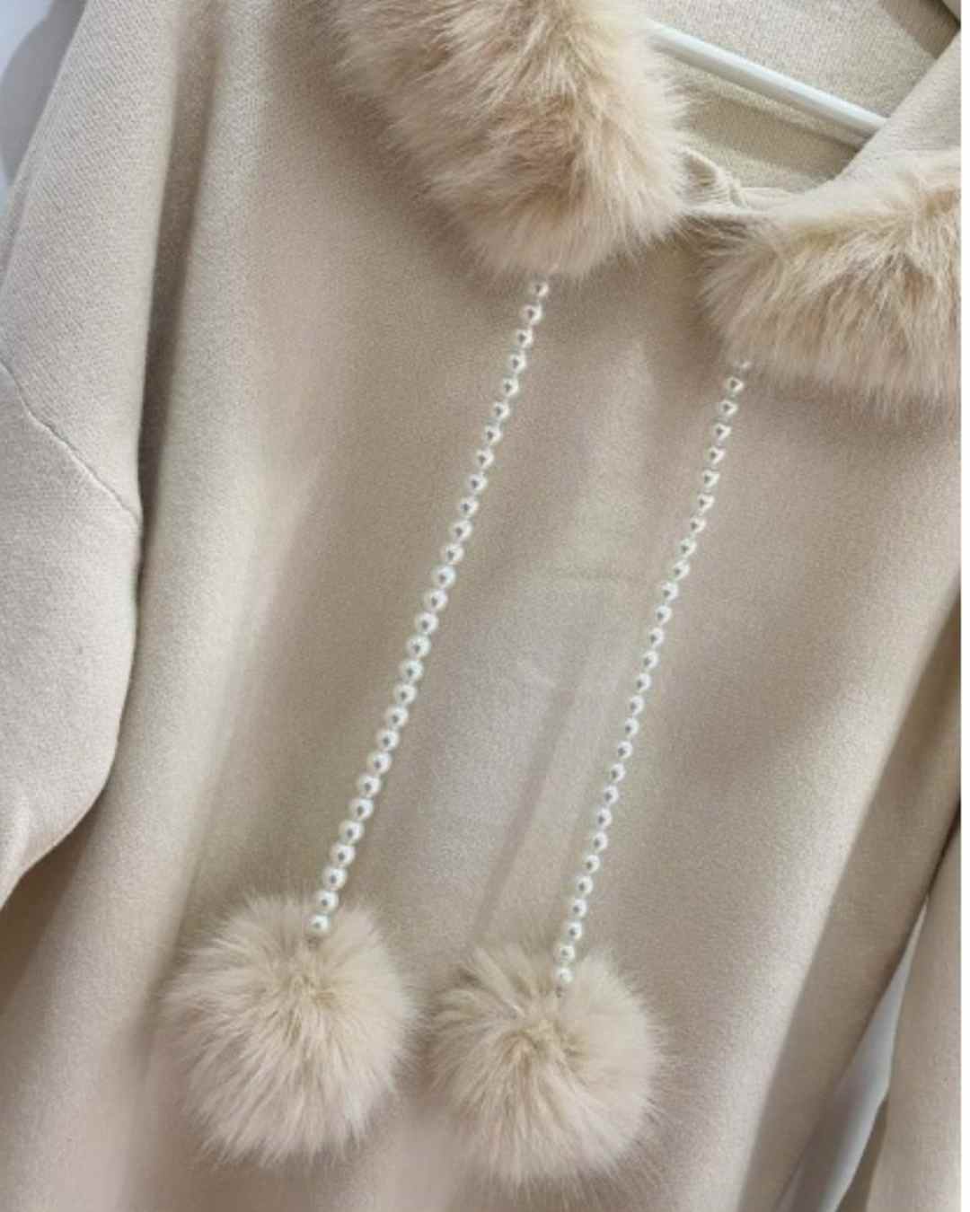 Jersey Perlas Pompon BeigeJersey Pullover Pompon Perlas Jersey estrella de la temporada. El detalle del pelo en la capucha ,los cordones de perlas y los pompones lo hacen único ♡ Puños y cinturilla acanalados. Mucho amor para este invierno! Talla unica S/