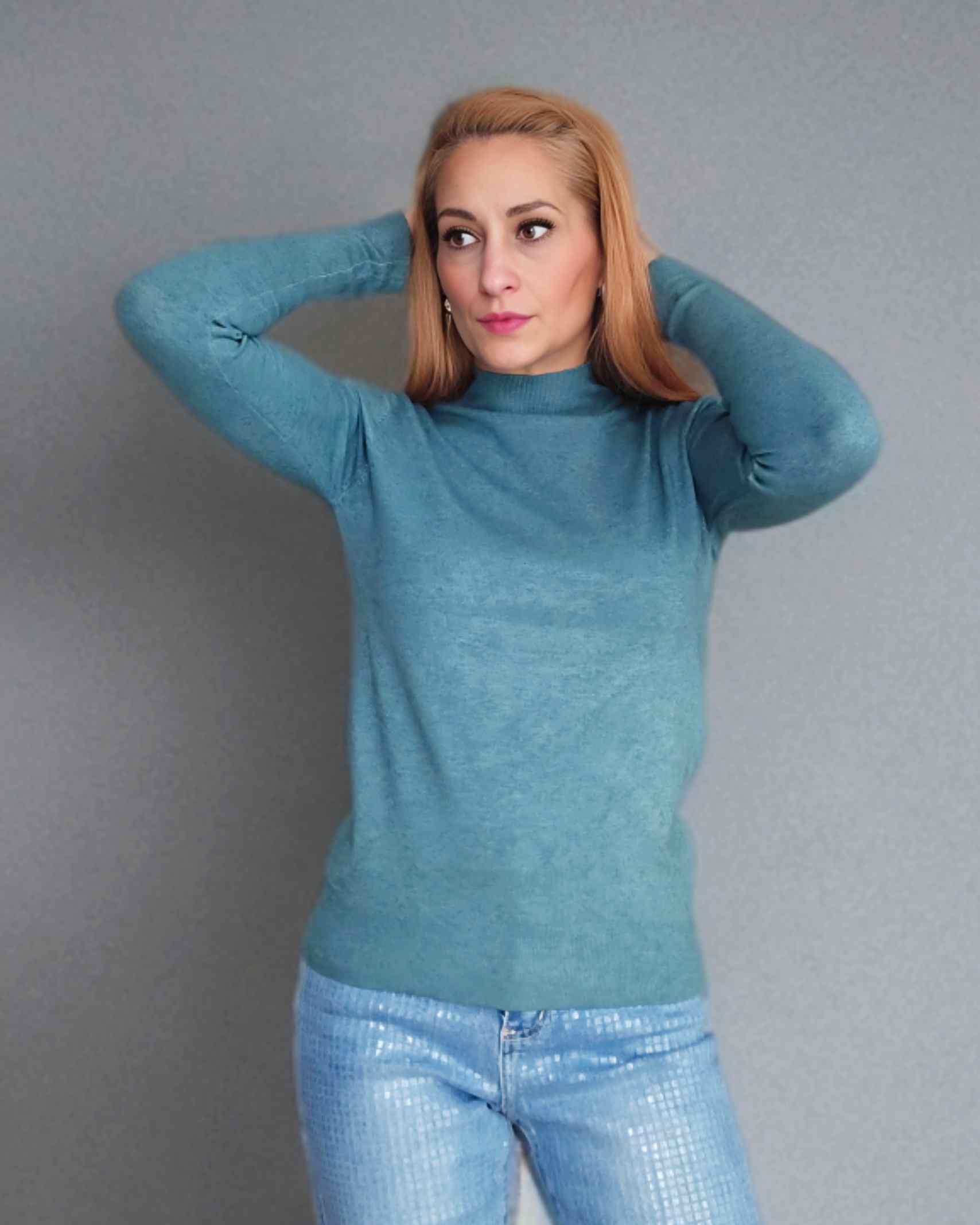 Jersey Punto Suave Gold-6 ColoresJersey Punto Suave Buscas un jersey de punto suave acogedor y cálido? No busques mas! Este suéter es muy suave y perfecto para los días mas frescos. Comodo y confortable Detalle de botones dorados en las mangas. Talla S/XL