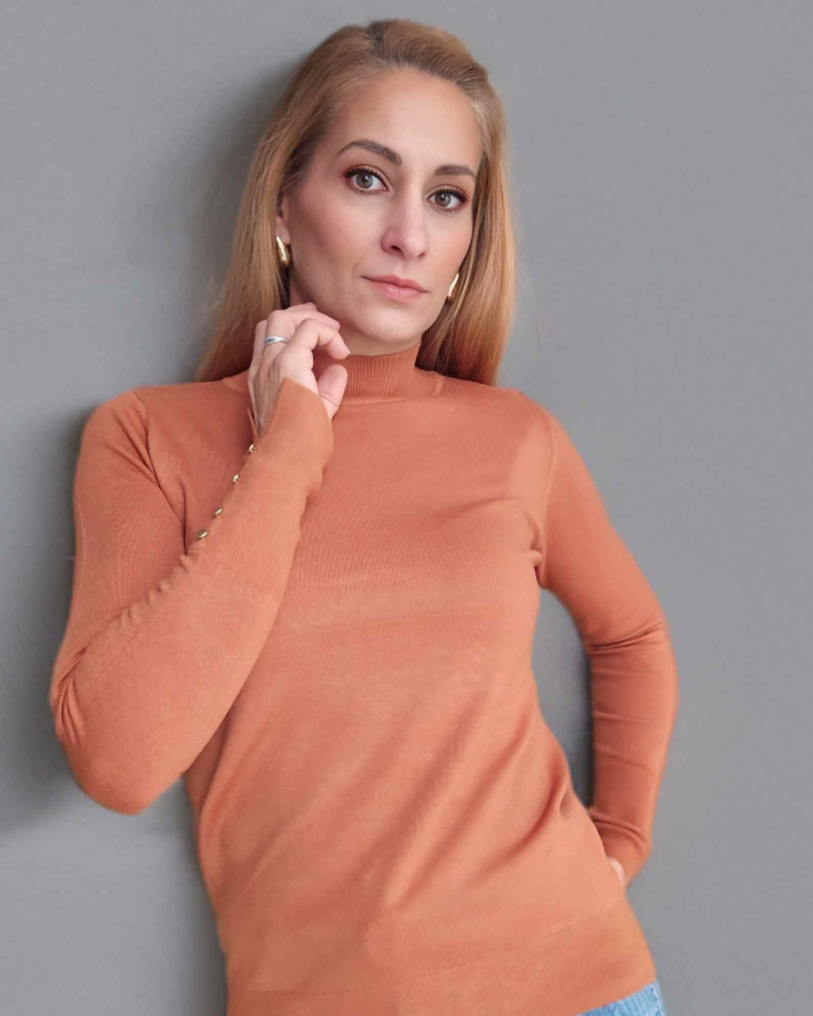 Jersey Punto Suave Gold-6 ColoresJersey Punto Suave Buscas un jersey de punto suave acogedor y cálido? No busques mas! Este suéter es muy suave y perfecto para los días mas frescos. Comodo y confortable Detalle de botones dorados en las mangas. Talla S/XL