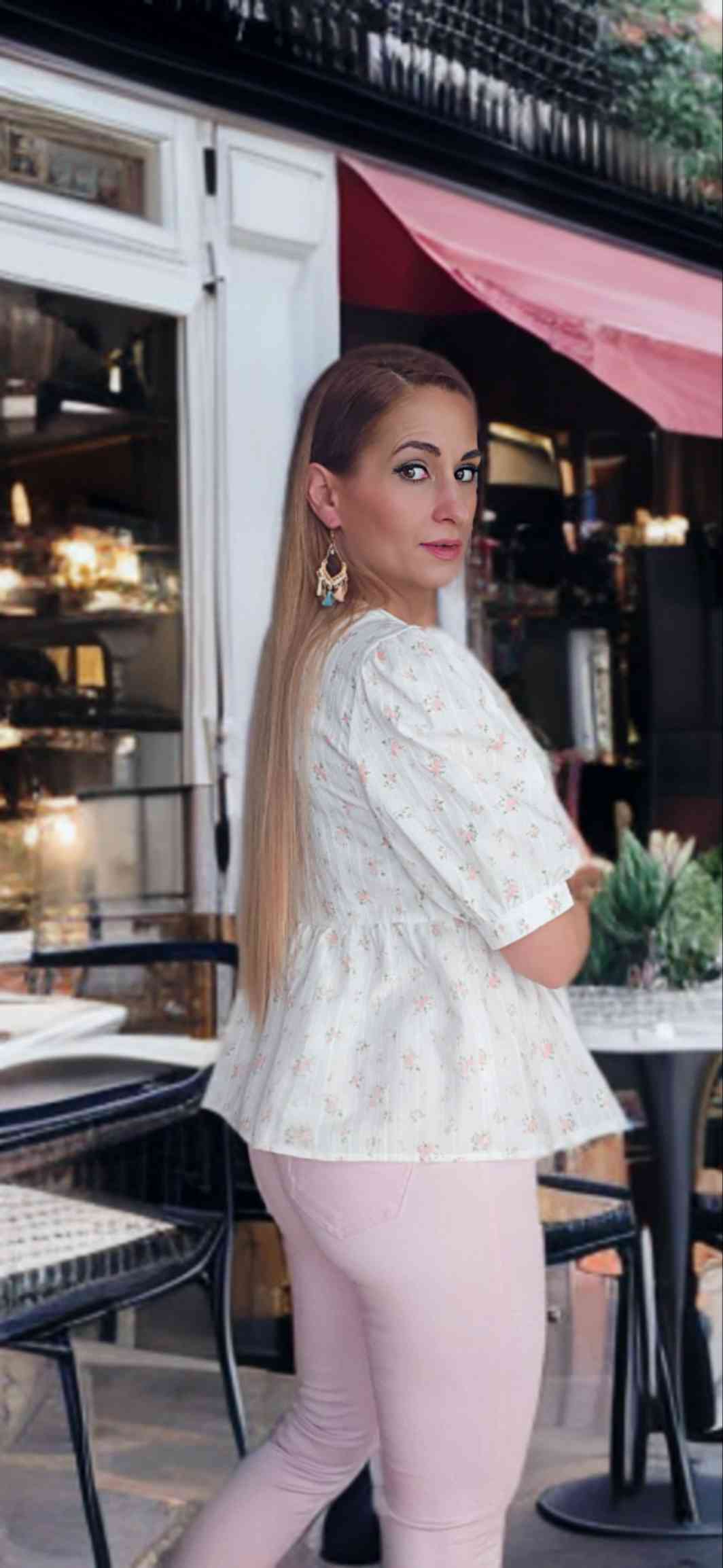 Blusa Romántica Lazadas¡Añade un toque encantador a tu armario con la esta blusa romántica en tendencia! Con sus mangas estilo globo, esta blusa es fresca y ligera, perfecta para combinar con jeans o faldas. Look romántico y elegante. Ideal para looks dia