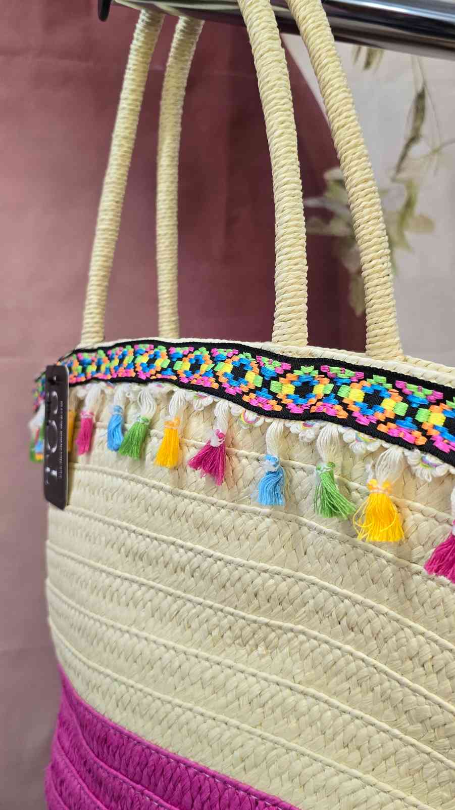 Bolso Capazo AlexandraBolso capazo verano ¡Con el bolso capazo Alexandra el verano será aún más brillante! Creado para la playa, un día de compras o para un picnic en el lago. Cuenta con un único bolsillo interior y una cinta decorativa con pompones. ¡Lle