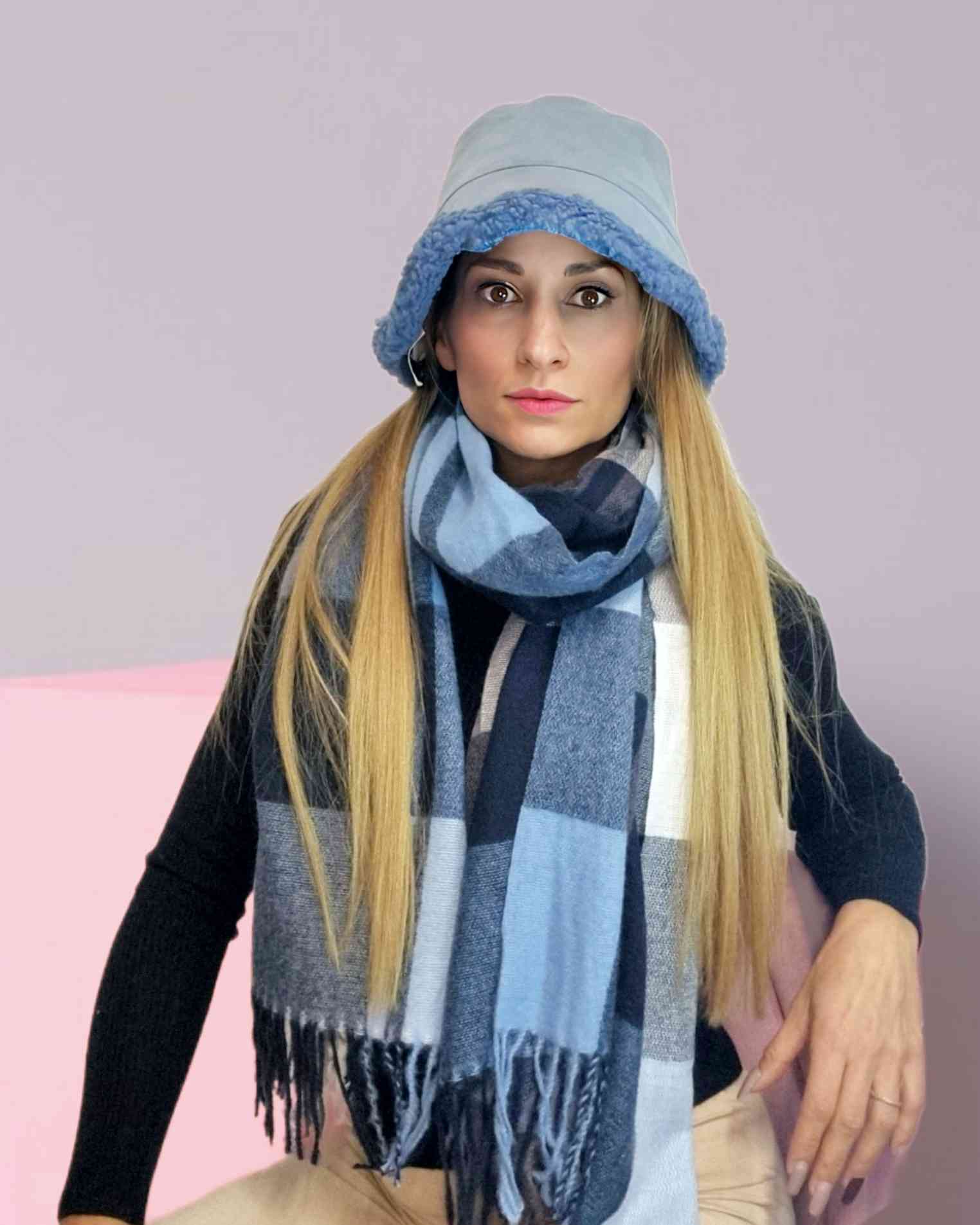 Gorro Fischerhut Reversible NicoleGorro Fischerhut Reversible Nicole ofrece una sinergia de estilo y funcionalidad excepcionales. Un lado de ante para un look moderno y el otro de pelo para mantener el calor. Esta pieza es una adición moderna que imprimir