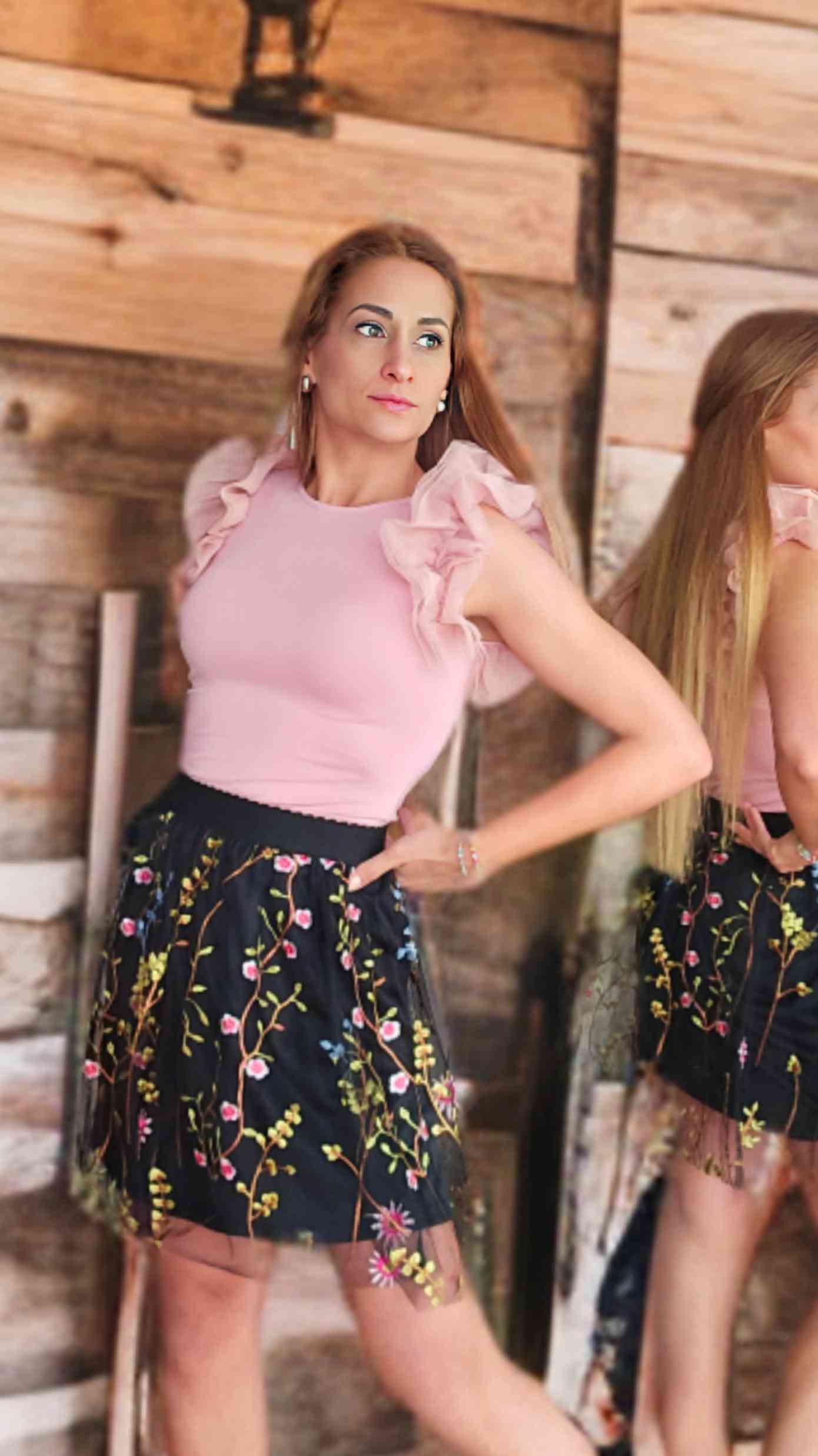 Falda Tul Bordada RoseFalda Bordada cintura engomada. Delicada falda de estilo mini con tul bordado de hermosas flores primaverales. Forro interior. Corte en A y cinturilla elástica. Tallaje europeo. Talla S/M(36/40) L/XL(40/44) Envíos: Suiza 2/4 días Eur