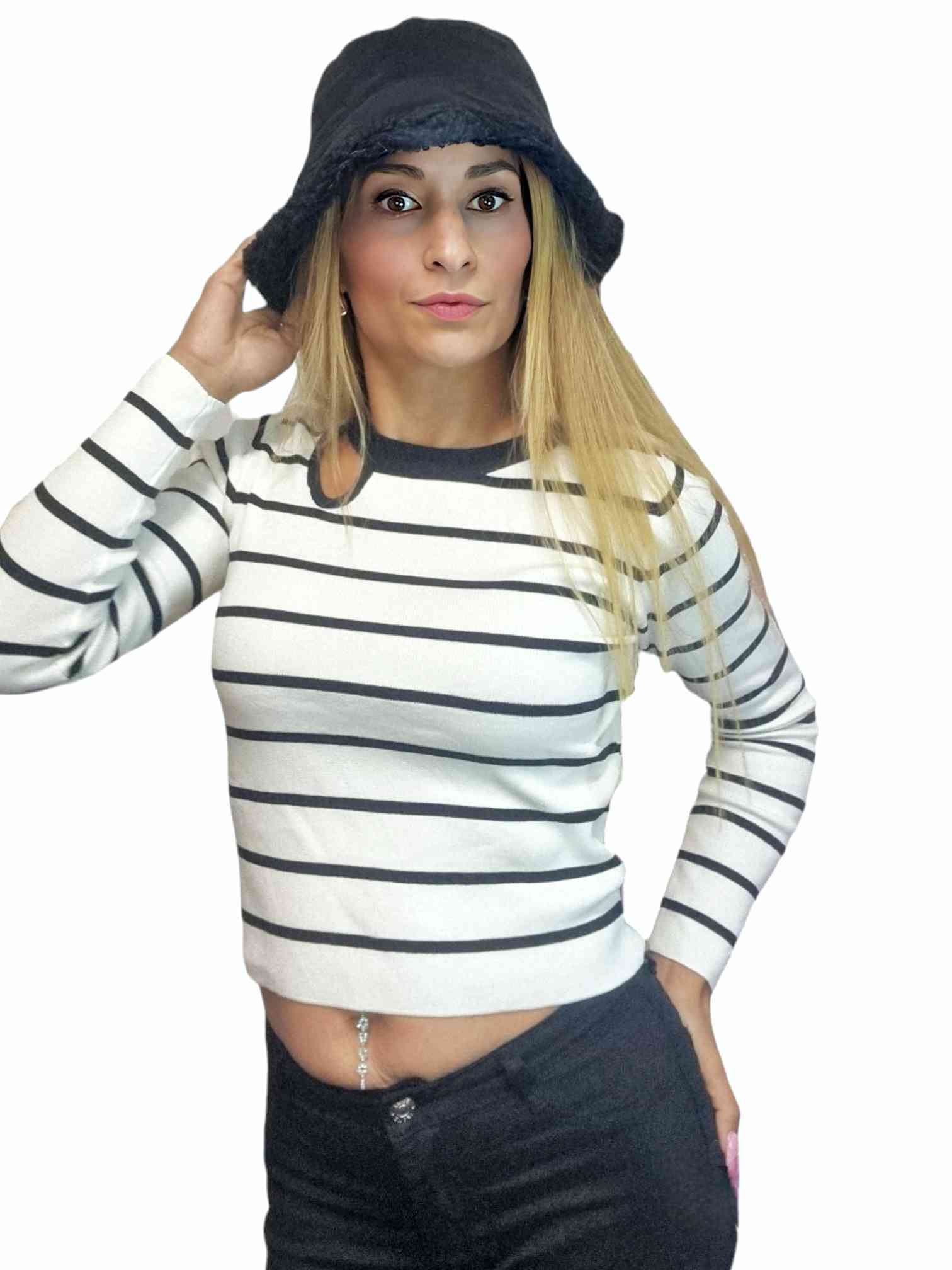 Jersey Punto Elástico BadenEste Jersey Punto Elástico Baden es el suéter perfecto para cualquier ocasión. Un hermoso sueter de rayas con detalle de abertura en la parte derecha del cuello. Hecho de tejido punto elástico para brindar confort sin importar e