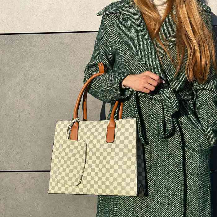 Bolso Set MonogramaBolso Monogram Nápoles Envió: Envió a Suiza 3/7 días Envió a Europa 5/9 días según país. Este set de bolsos de eco piel con diseño de lujo monograma incluye 4 bolsos: 1 bolso de mano, 1 bolso hombro pequeño, 1 bolso de hombro mediano y