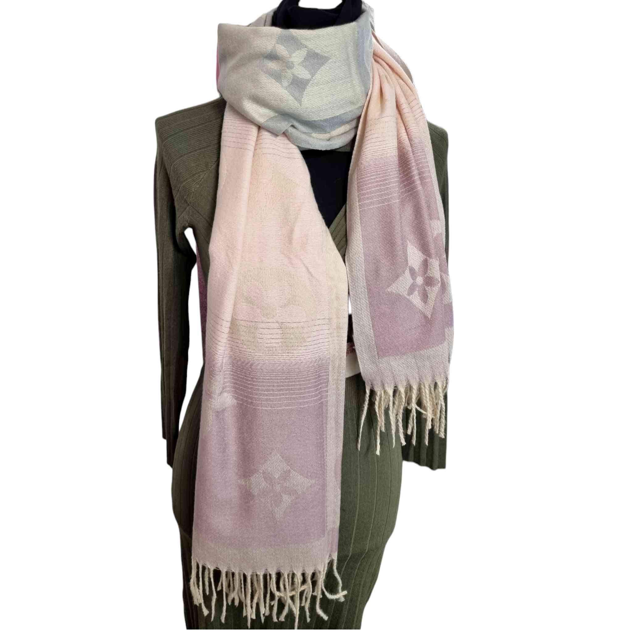 Bufanda Schal Cashmere Flores- 6 Colores¡Este Bufanda Schal Cashmere Flores es la mezcla perfecta de elegancia y estilo moderno! Suave al tacto, con lindos flecos y un diseño tricolor con flores, este producto es la manera perfecta para mantenerse cálida