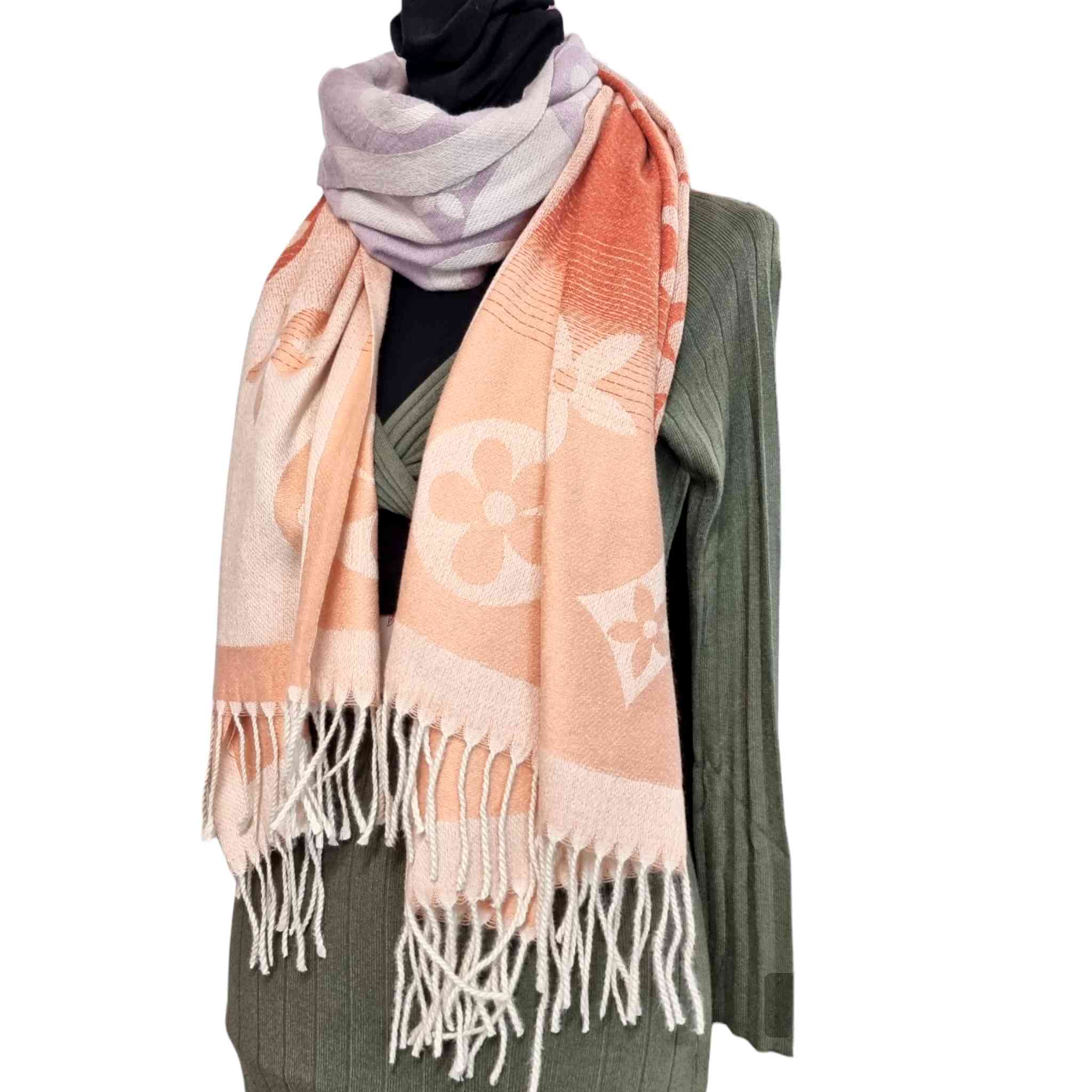 Bufanda Schal Cashmere Flores- 6 Colores¡Este Bufanda Schal Cashmere Flores es la mezcla perfecta de elegancia y estilo moderno! Suave al tacto, con lindos flecos y un diseño tricolor con flores, este producto es la manera perfecta para mantenerse cálida