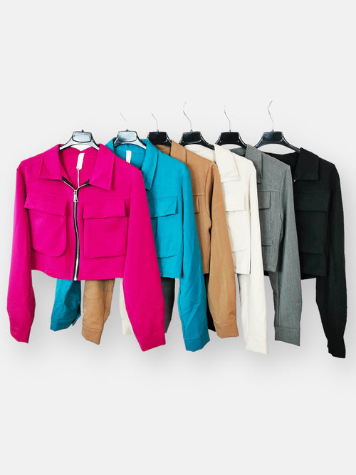 Chaqueta Cargo SpringChaqueta Cargo Primavera La chaqueta Cargo es perfecta para quienes buscan un estilo sofisticado y exclusivo. Confeccionada en una ligera tela estilo cargo, cuenta con cremallera y bolsillos delanteros. El cuello con solapa le agrega
