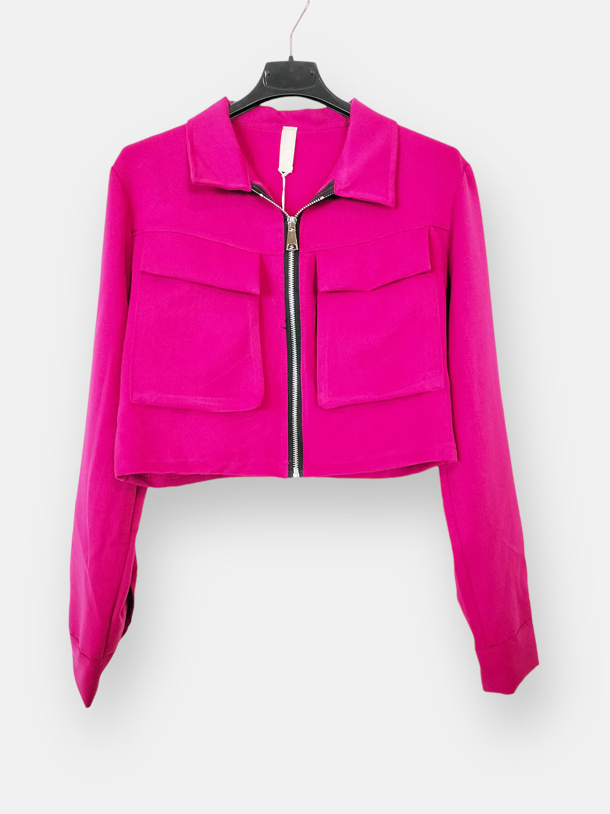 Chaqueta Cargo SpringChaqueta Cargo Primavera La chaqueta Cargo es perfecta para quienes buscan un estilo sofisticado y exclusivo. Confeccionada en una ligera tela estilo cargo, cuenta con cremallera y bolsillos delanteros. El cuello con solapa le agrega