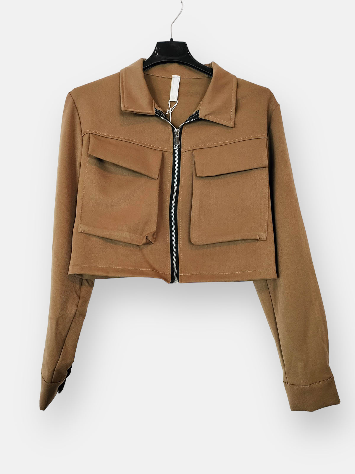 Chaqueta Cargo SpringChaqueta Cargo Primavera La chaqueta Cargo es perfecta para quienes buscan un estilo sofisticado y exclusivo. Confeccionada en una ligera tela estilo cargo, cuenta con cremallera y bolsillos delanteros. El cuello con solapa le agrega