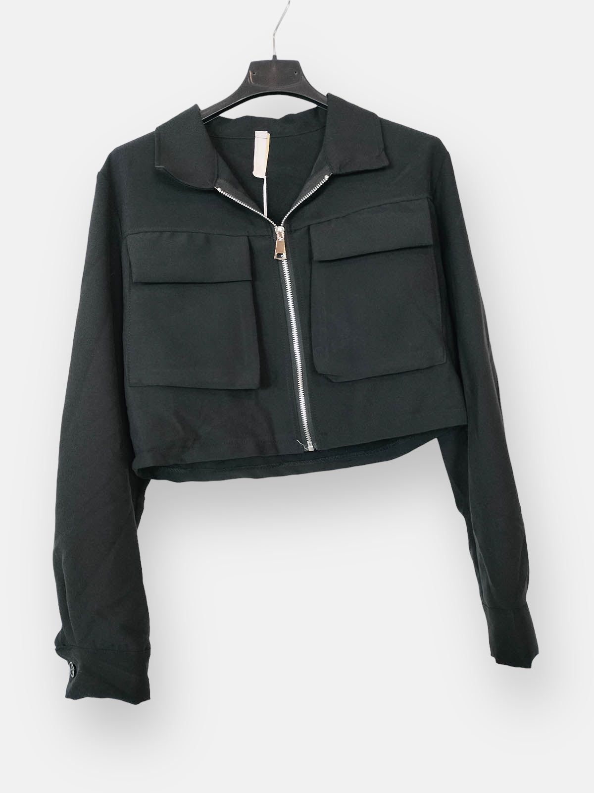 Chaqueta Cargo SpringChaqueta Cargo Primavera La chaqueta Cargo es perfecta para quienes buscan un estilo sofisticado y exclusivo. Confeccionada en una ligera tela estilo cargo, cuenta con cremallera y bolsillos delanteros. El cuello con solapa le agrega