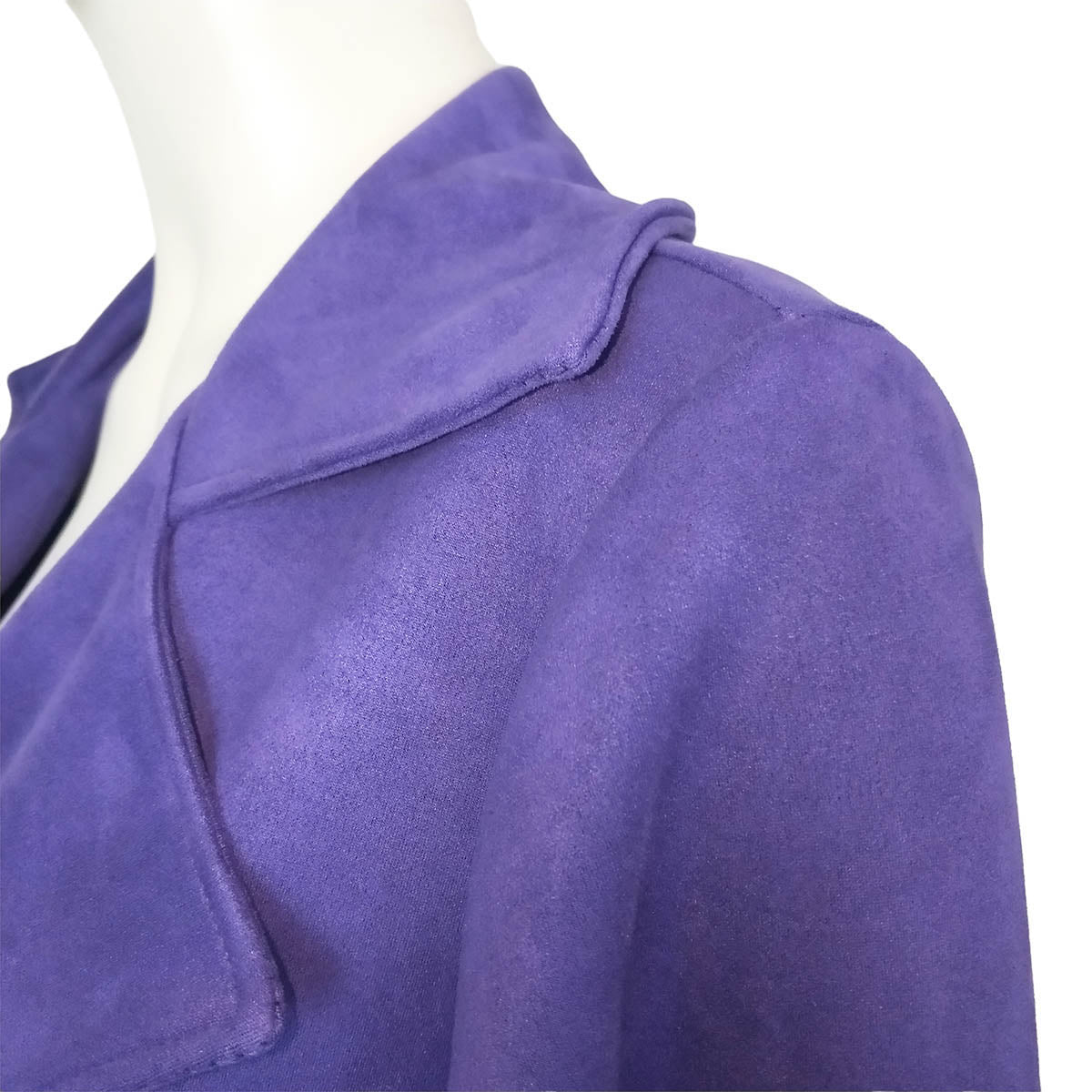 Chaqueta Antelina - 3 ColoresChaqueta Temporada Antelina Descubre nuestra chaqueta de antelina en 3 colores, talla única S/XL con cinturón y cuello de solapa estilo blazer. Ideal para darle un toque elegante a tus looks casuales en esta temporada. ¡Haz un