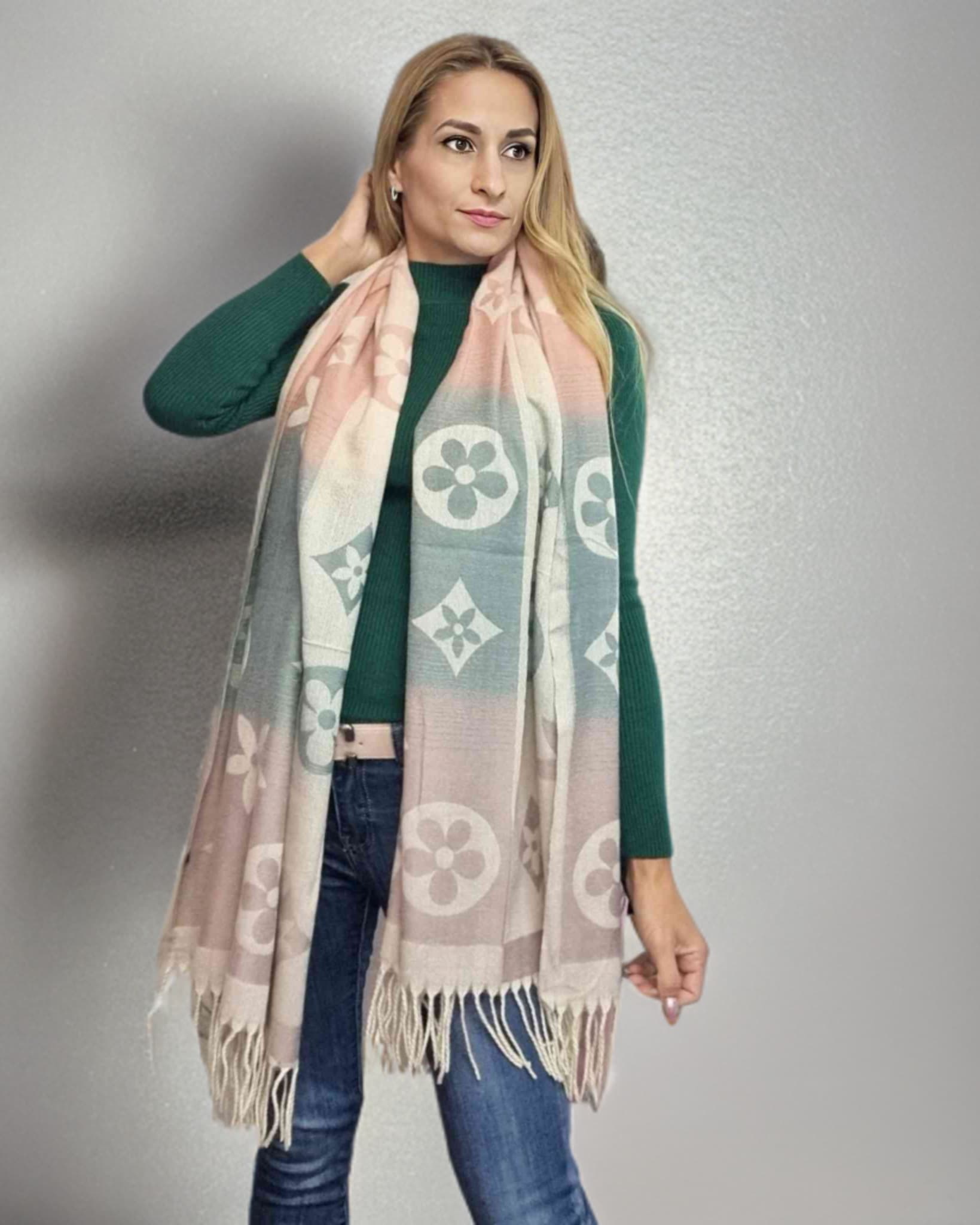 Bufanda Schal Cashmere Flores- 6 Colores¡Este Bufanda Schal Cashmere Flores es la mezcla perfecta de elegancia y estilo moderno! Suave al tacto, con lindos flecos y un diseño tricolor con flores, este producto es la manera perfecta para mantenerse cálida