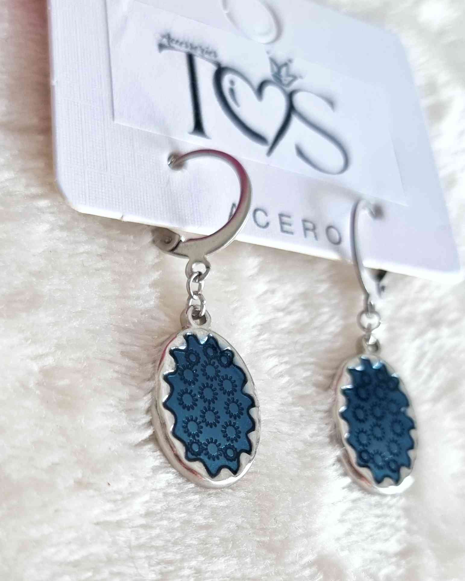 Pendientes Aarau BlauEncantarás a todos con los pendientes Aarau Blau. Su dije azul brillante destaca con elegancia misteriosa. Practicos pero con un toque de glamour, cada vez que los lleves puedes estar segura de que resaltaras con su belleza moderna. E