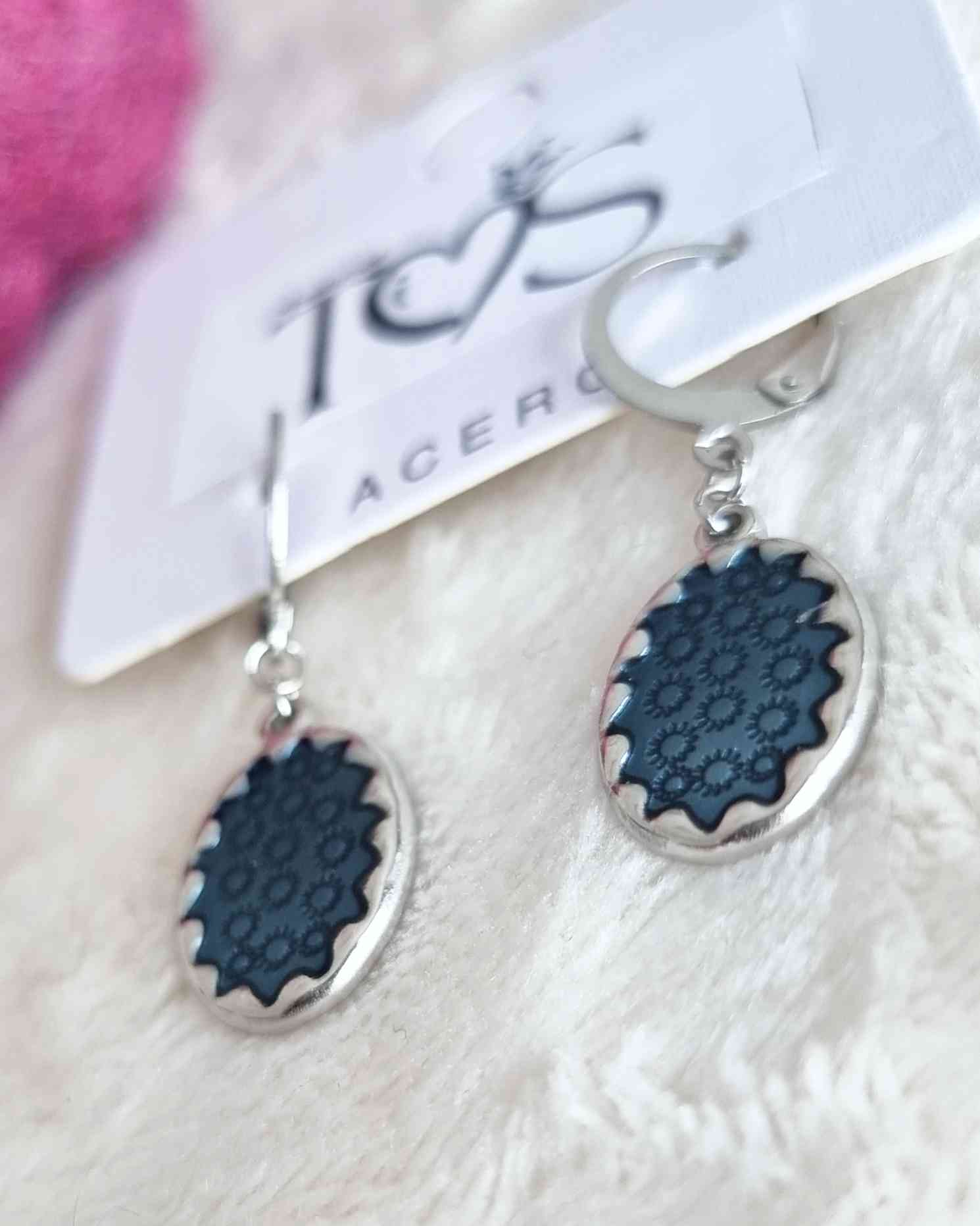 Pendientes Aarau BlauEncantarás a todos con los pendientes Aarau Blau. Su dije azul brillante destaca con elegancia misteriosa. Practicos pero con un toque de glamour, cada vez que los lleves puedes estar segura de que resaltaras con su belleza moderna. E