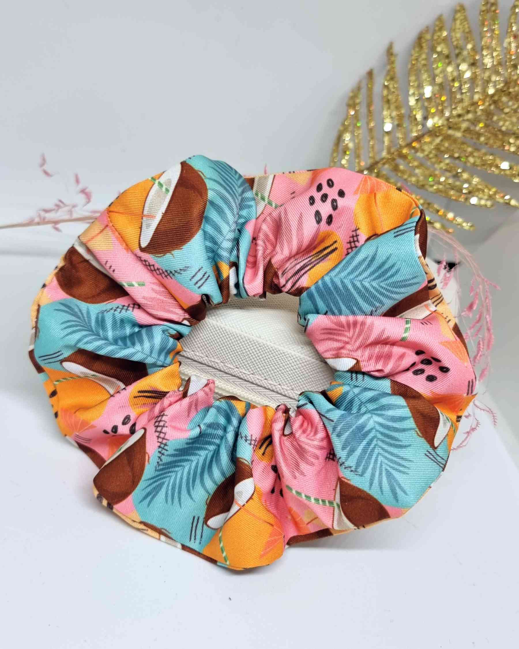 Scrunchies Mama & Me KoKo | Colección tropical verano¡Disfruta este verano en familia con los divertidos Scrunchies Mama & Me KoKo! Esta colección tropical ofrece un set de gomas de pelo de 12 cm para mamá y de 7 cm para tu pequeña. ¡Hechas a mano con muc