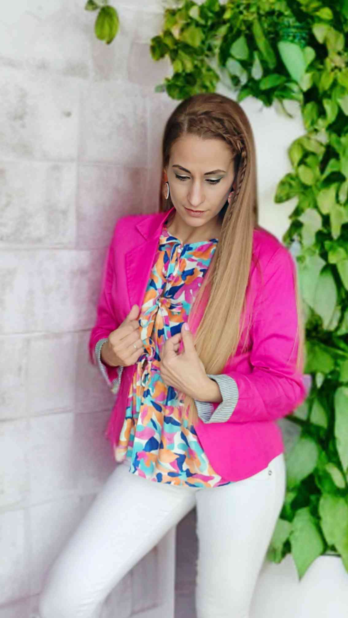 Blusa Vibrante Lazadas¡Añade un toque vibrante a tu armario con la esta blusa en tendencia! Con sus mangas estilo globo, esta blusa es fresca y ligera, perfecta para combinar con jeans o faldas. Look tendencia,casual y versátil. Ideal para looks diarios o