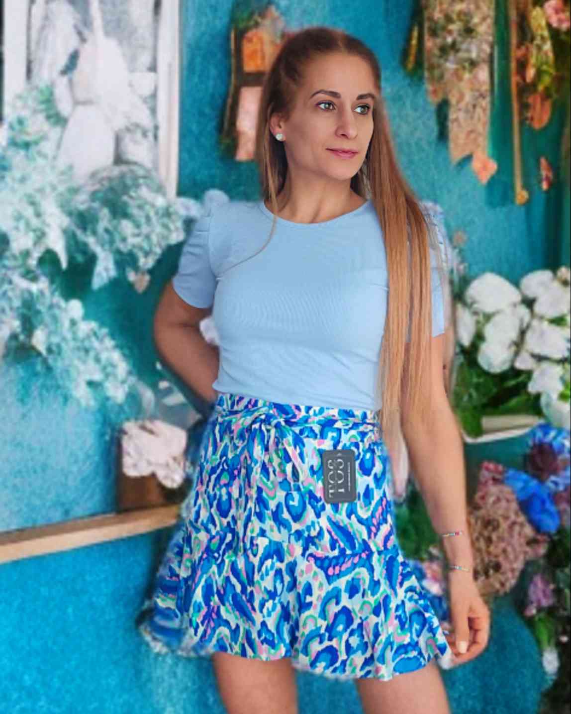 Falda Pantalon SavanaFalda Pantalon Savana La falda pantalón Savana es la combinación perfecta entre estilo y comodidad. Confeccionada con una tela delicada y estampada en tonos azules, esta mini falda con pantalón es ideal para cualquier ocasión. ¡Disfru