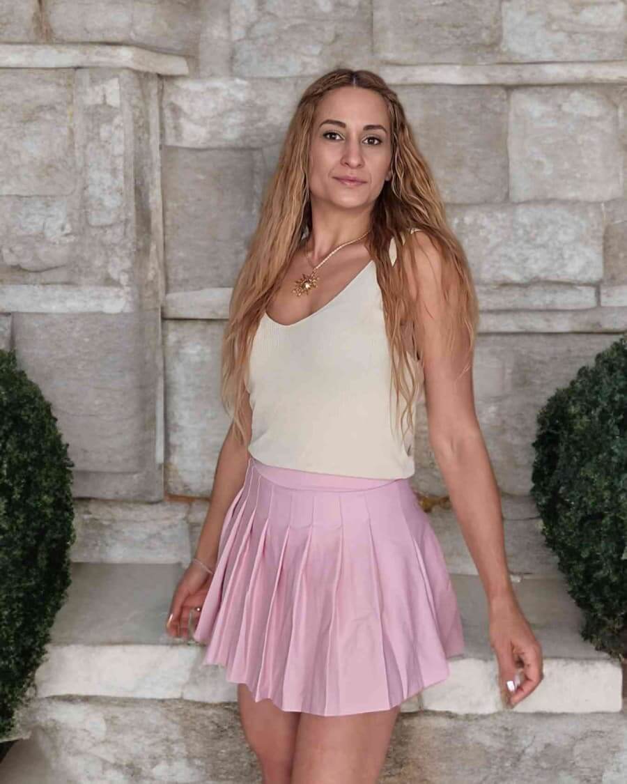 Minifalda Plisada Short - 3 ColorsFalda tablas con pantalón ¡Disfruta de la elegancia y comodidad con nuestra Minifalda Plisada Short en 3 colores! La falda plisada más amada regresa con un short incluido para mayor practicidad. Perfecta para el fin de se