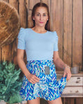Falda Pantalon SavanaFalda Pantalon Savana La falda pantalón Savana es la combinación perfecta entre estilo y comodidad. Confeccionada con una tela delicada y estampada en tonos azules, esta mini falda con pantalón es ideal para cualquier ocasión. ¡Disfru