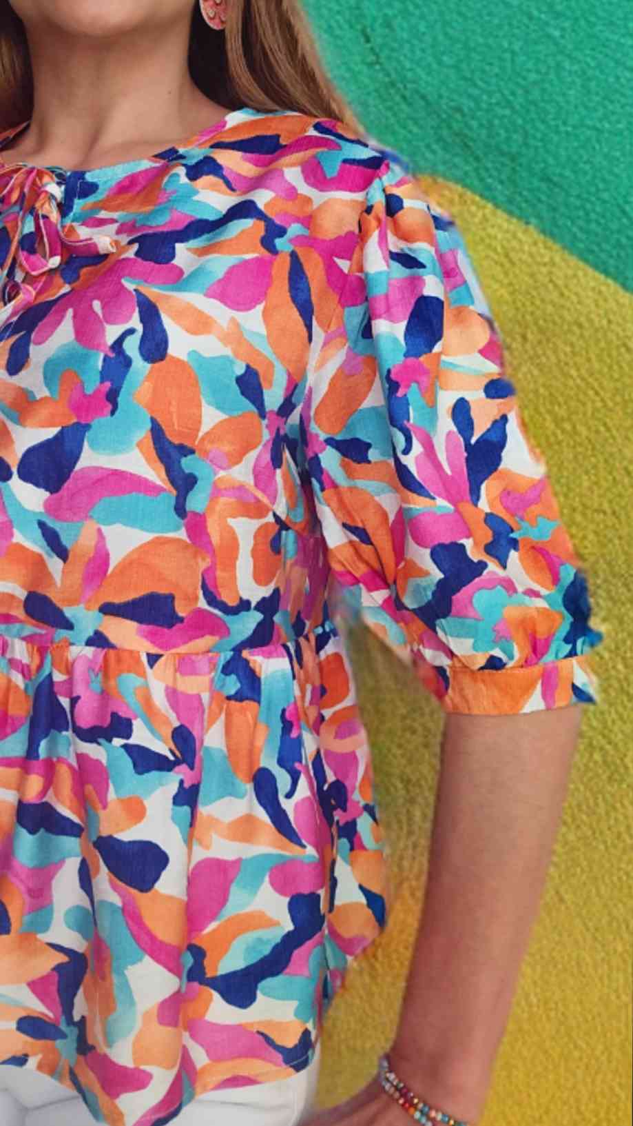 Blusa Vibrante Lazadas¡Añade un toque vibrante a tu armario con la esta blusa en tendencia! Con sus mangas estilo globo, esta blusa es fresca y ligera, perfecta para combinar con jeans o faldas. Look tendencia,casual y versátil. Ideal para looks diarios o