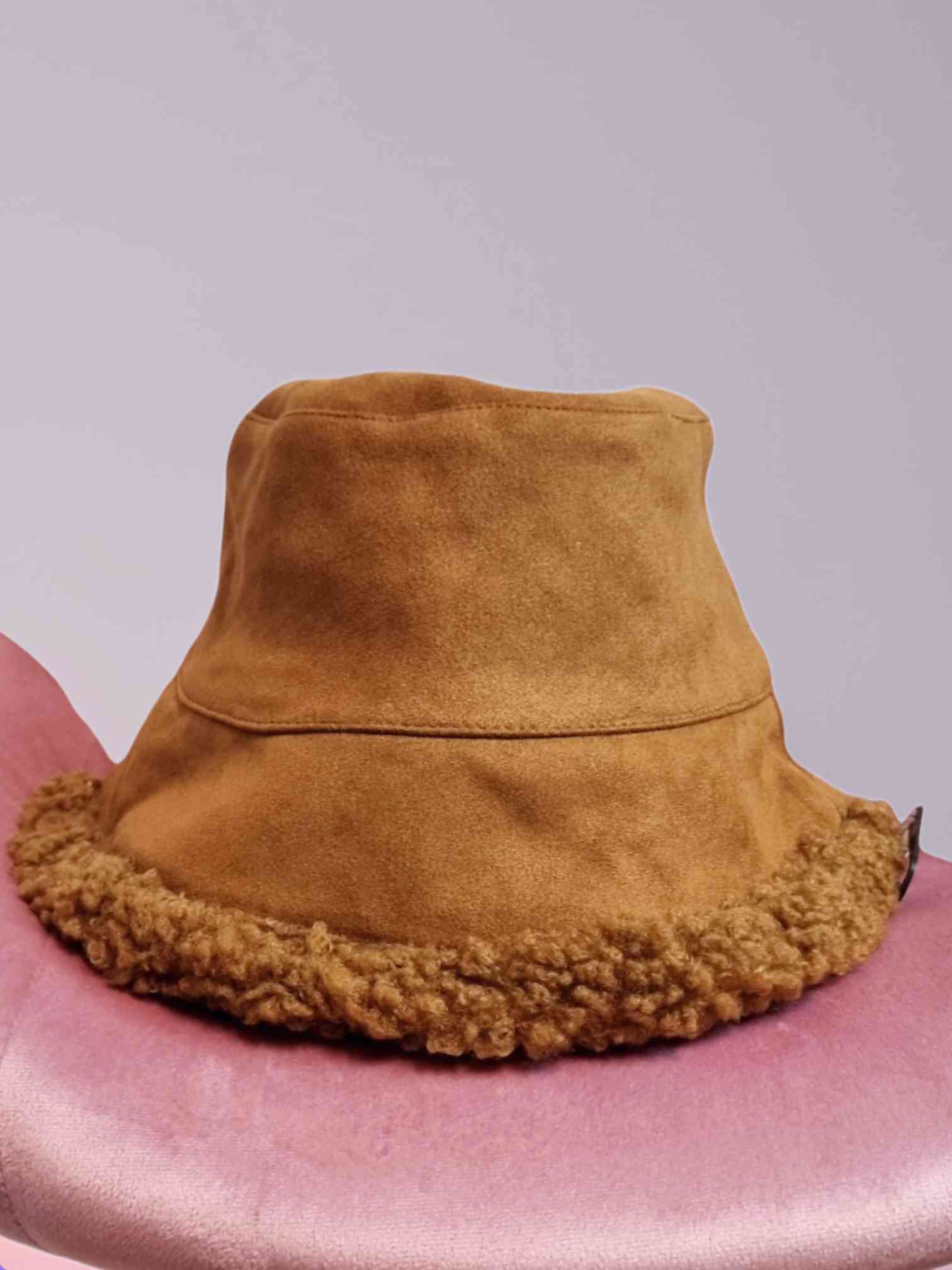 Gorro Reversible Rihanna¡Este sombrero Rihanna reversible es toda una sorpresa! El lado de suave ante para cuando quieras darle un toque de frescura y el de pelo para mantener tu estilo con el frío. ¡Tú y tu cabeza nunca habían estado tan calientes! Consí