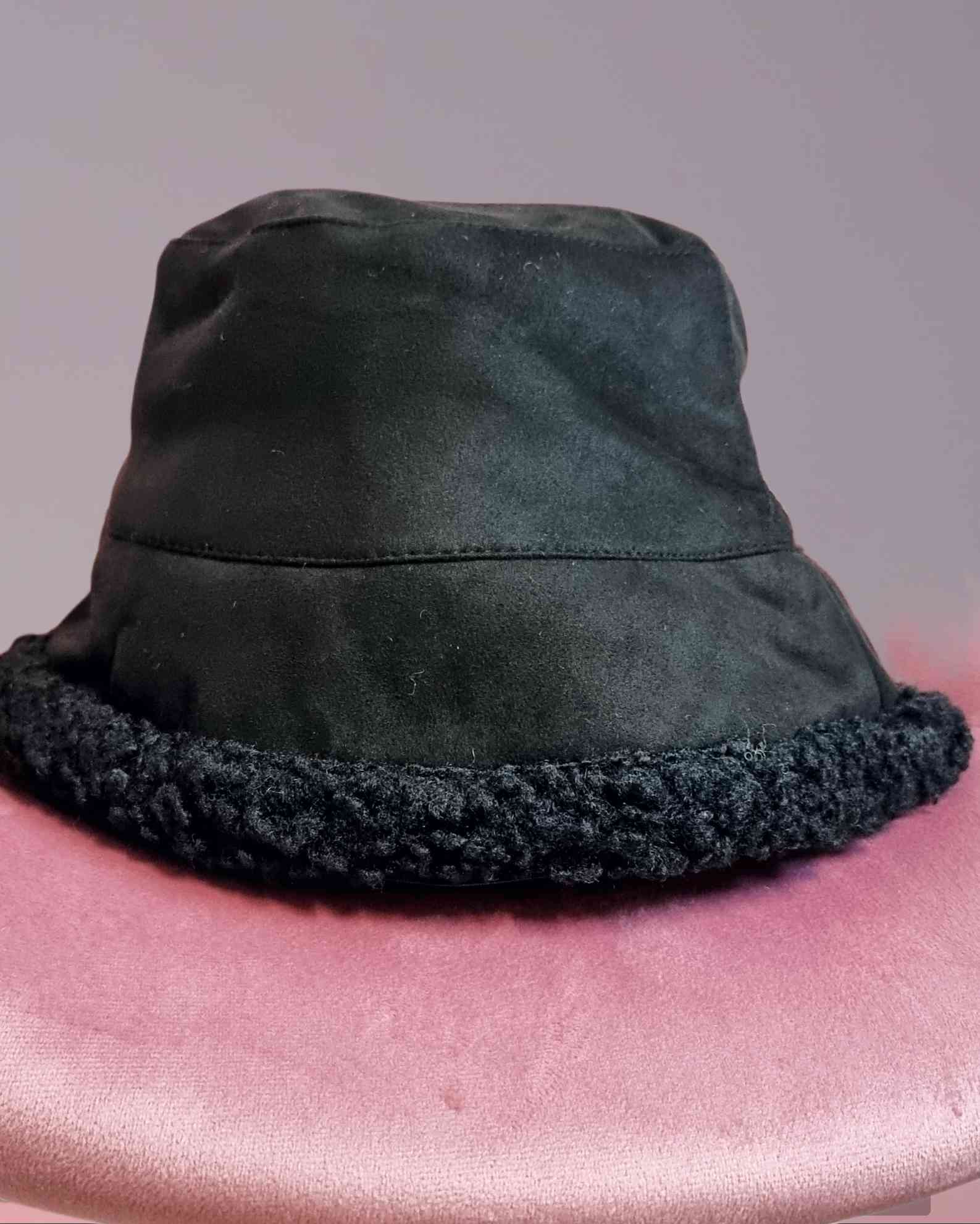 Gorro Fischerhut Reversible Madonna¡Este sombrero reversible Madonna es único! Un lado de suave e innovador tacto ante y el otro de elegante y efecto pelo. Tendrás estilo al instante y mantendrás tu cabeza caliente durante todo el invierno. ¡Date un gusto