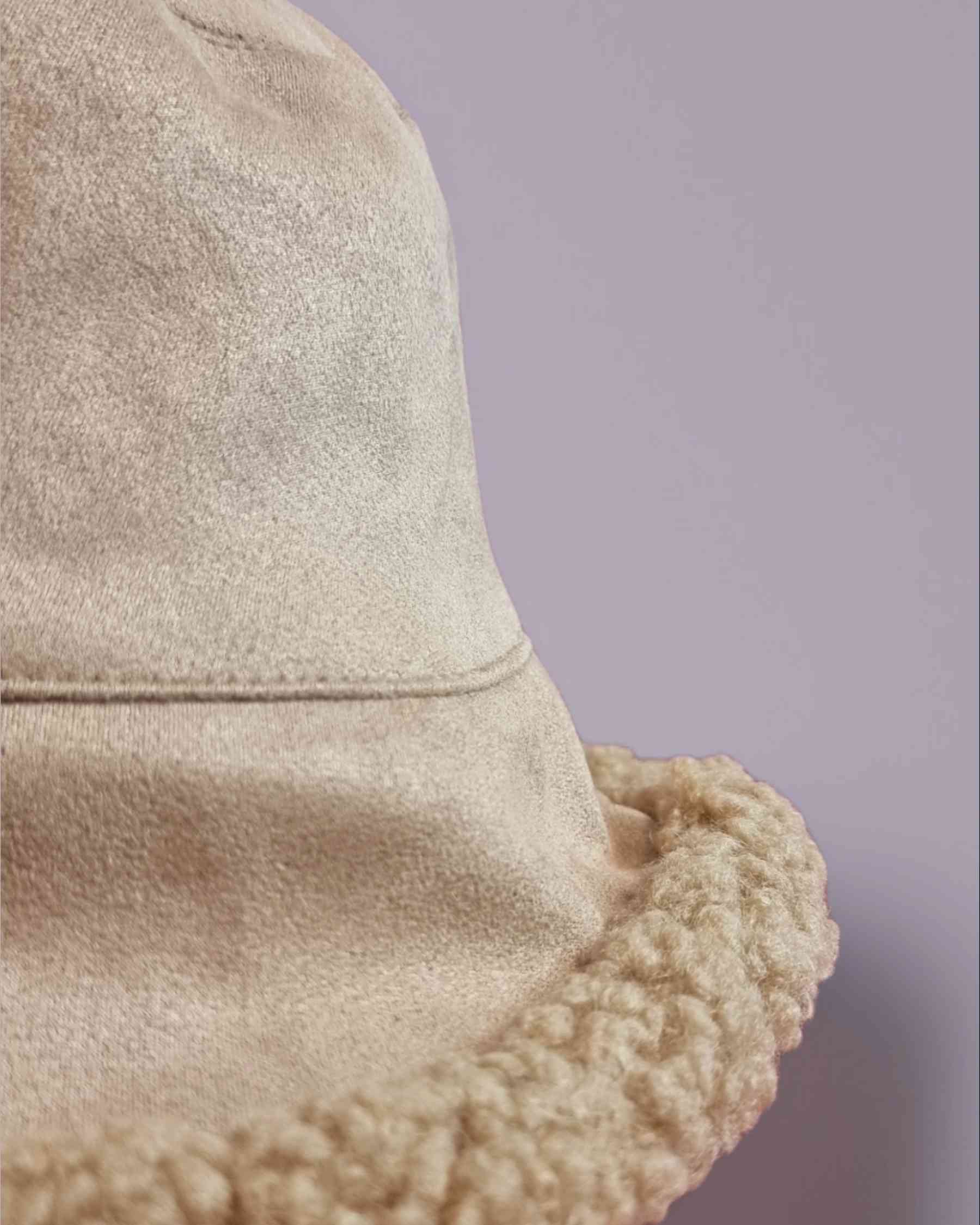 Gorro Fischerhut Reversible Melody¡Gorro Fischerhut Reversible Melody ofrece una combinación única de estilo y funcionalidad. Un lado de ante para un toque de frescura y otro de pelo, para mantenerte al calor. Es una adición moderna que seguramente hará d