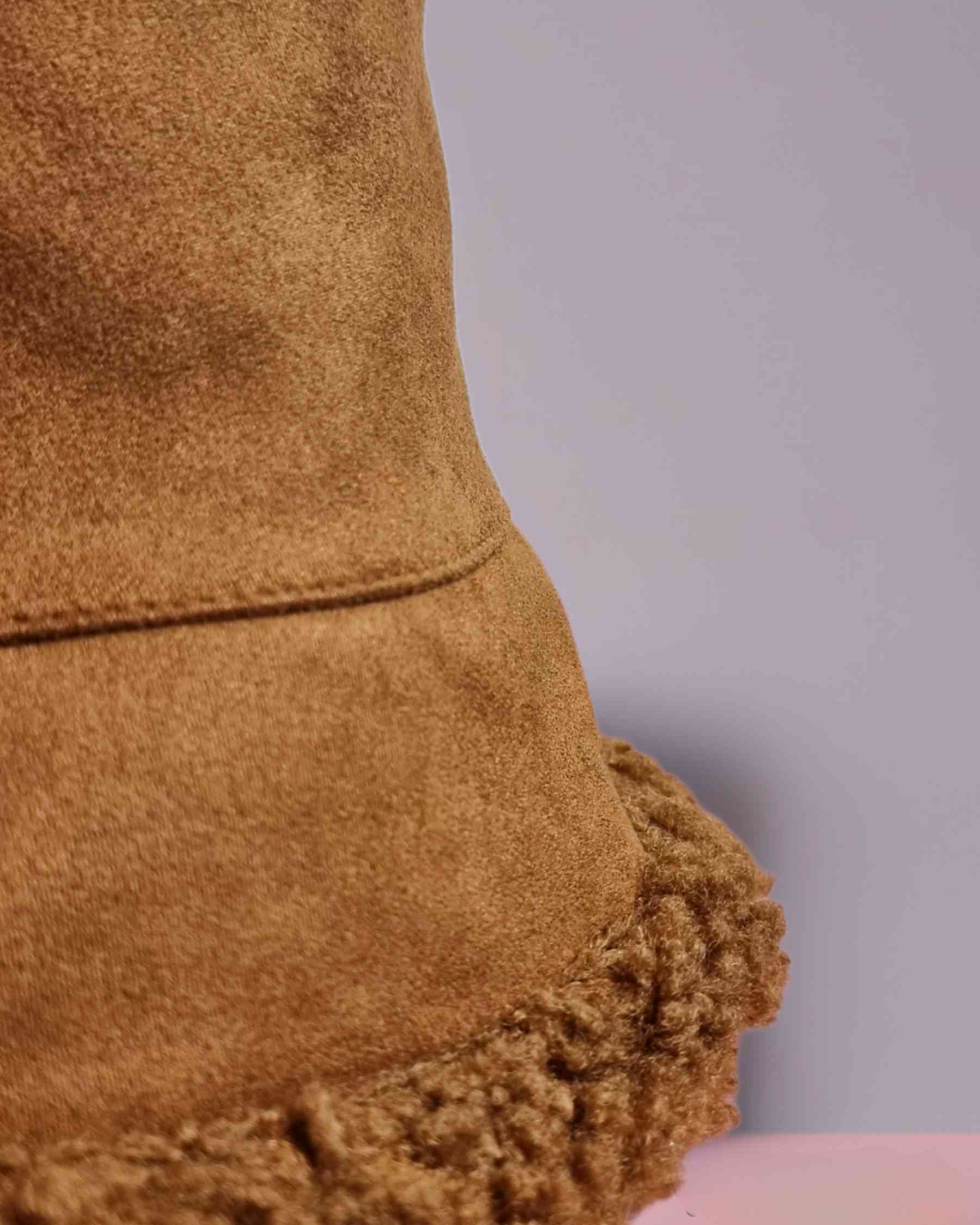 Gorro Reversible Rihanna¡Este sombrero Rihanna reversible es toda una sorpresa! El lado de suave ante para cuando quieras darle un toque de frescura y el de pelo para mantener tu estilo con el frío. ¡Tú y tu cabeza nunca habían estado tan calientes! Consí