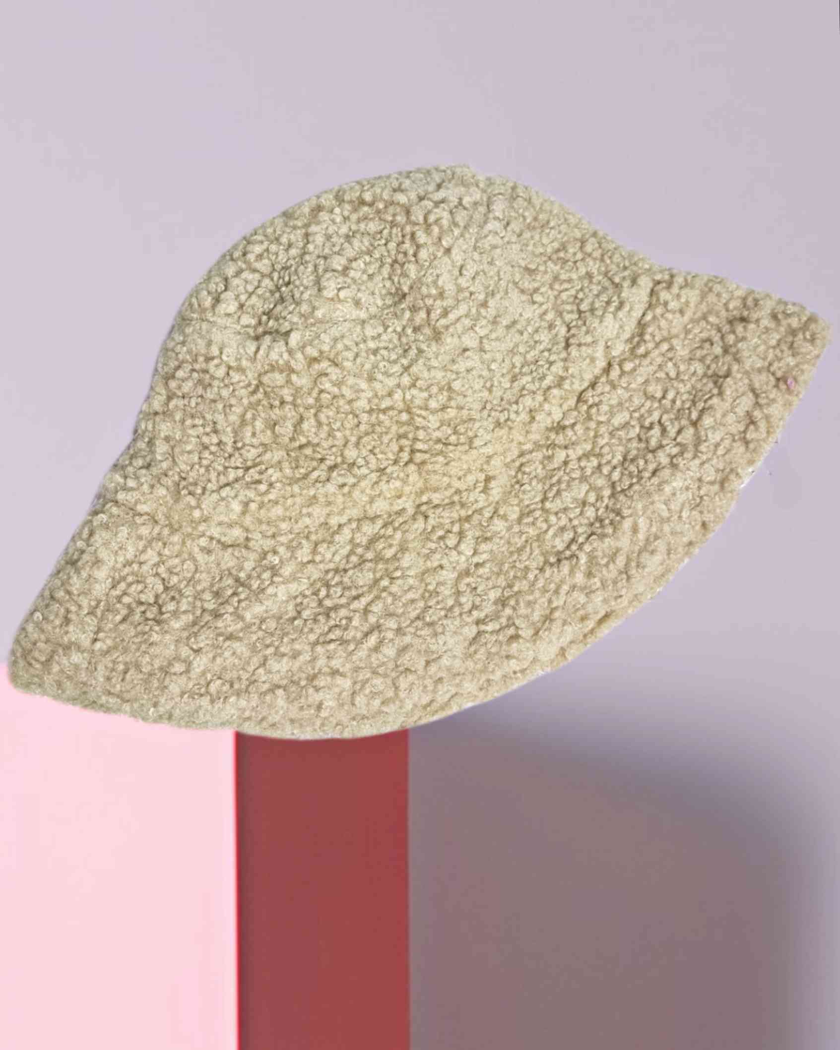 Gorro Fischerhut Reversible Melody¡Gorro Fischerhut Reversible Melody ofrece una combinación única de estilo y funcionalidad. Un lado de ante para un toque de frescura y otro de pelo, para mantenerte al calor. Es una adición moderna que seguramente hará d