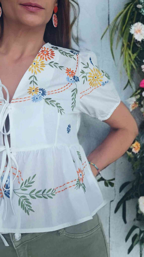 Blusa Bordada Lazadas¡Añade un toque encantador a tu armario con la esta blusa bordada en tendencia! Con sus mangas estilo globo, esta blusa es fresca y ligera, perfecta para combinar con jeans o faldas. Look romántico y elegante. Ideal para looks diarios