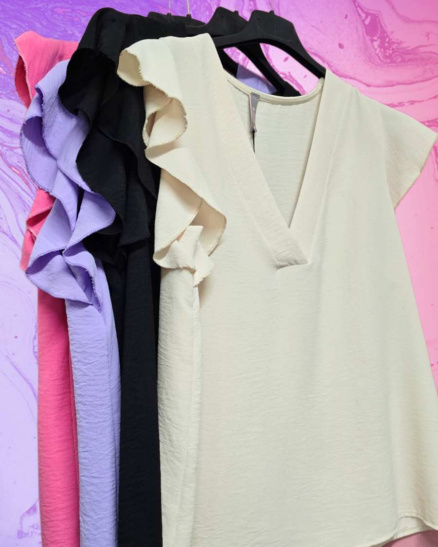 Blusa Encanto Volante¡Añade un toque encantador a tu armario con la Blusa Encanto Volante! Con sus mangas y escote v, esta blusa es fresca y ligera, perfecta para combinar con jeans o faldas. Ideal para looks diarios o de fin de semana, ¡siempre estarás a