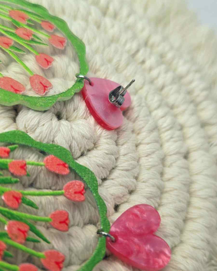 Pendientes Tulipanes Pink | Tulpen OhrringeLos Pendientes Tulipanes Pink son una hermosa joya adornada con elegantes tulipanes en tonos verdes y rosados sobre un fondo transparente. Añade un toque de encanto y delicadeza a tu atuendo con estos pendientes.