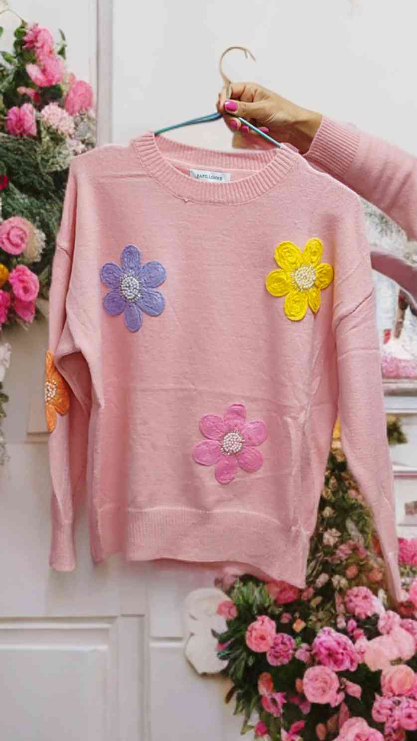 Pullover Jersey Flores PinkDescubre el jersey perfecto. Este maravilloso jersey es cómodo y práctico, cuenta con flores en varios colores tejidas y avalarorios decorativos que le den un toque muy chic ¡Ademá ofrece calidez y un estilo único en esta tempor