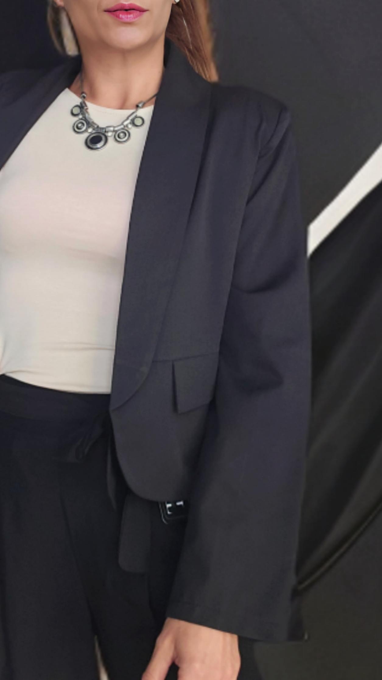 Blazer SevillaBlazer Corta Sevilla Blazer corta sin forro interior y hombreras. Tallas única S a XL Envío: Suiza 2/4 días Europa 5/9 días