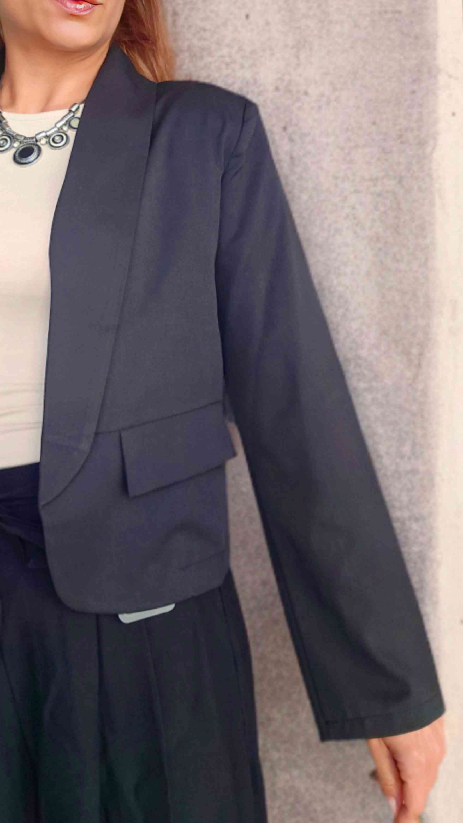 Blazer SevillaBlazer Corta Sevilla Blazer corta sin forro interior y hombreras. Tallas única S a XL Envío: Suiza 2/4 días Europa 5/9 días