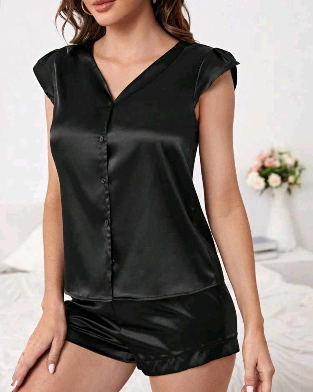 Pijama Satén Oasis | Pyjama Satin Damen¡Siéntete sexy, elegante y cómoda con nuestro Pijama Satén Oasis! Consta de una blusa abotonada y un short de cintura elástica, hecho de satén ligeramente elástico para brindarte total comodidad. ¡Hazte con el tuyo a