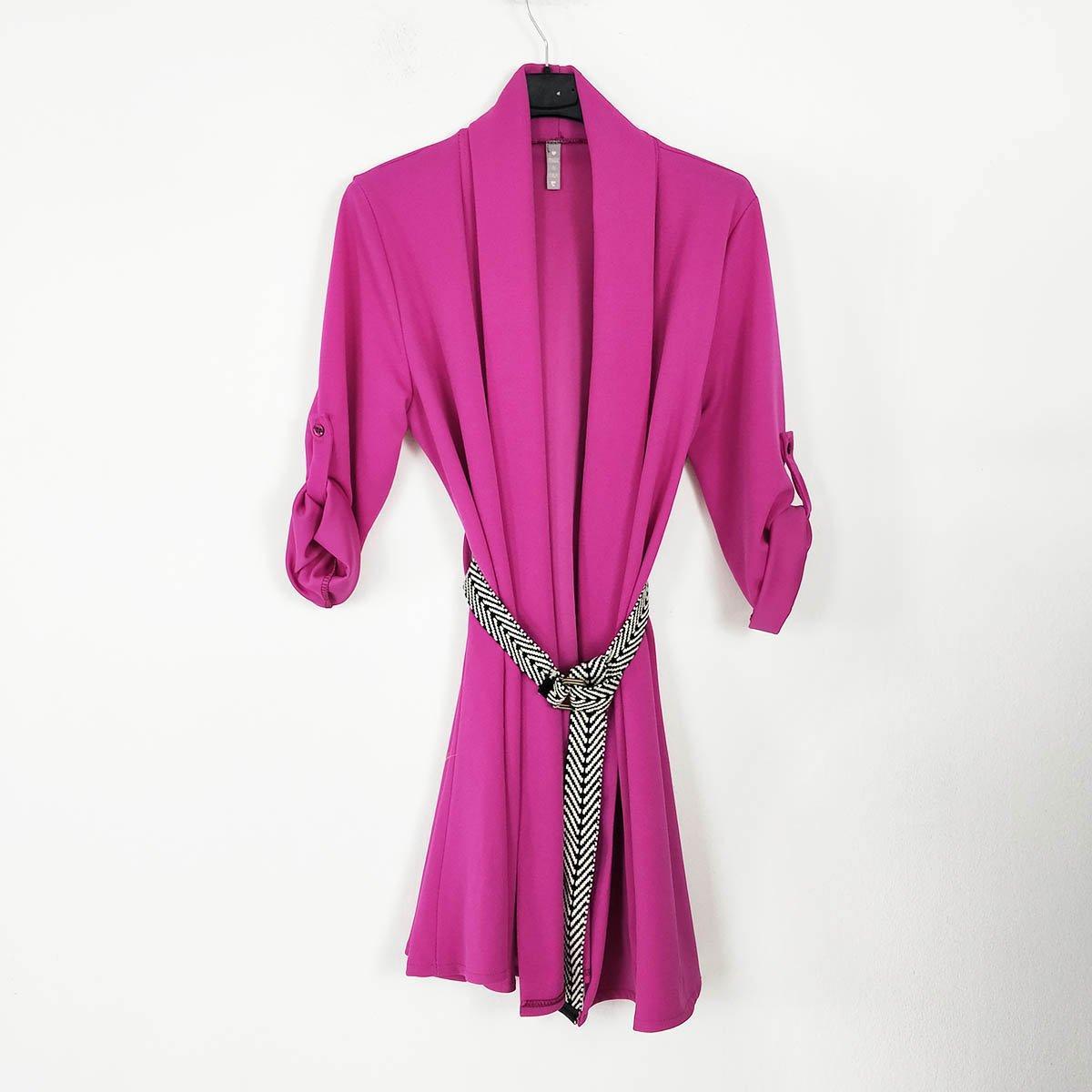 Cardigan chaqueta con cinturón TicinoChaqueta Ticino El cardigan chaqueta con cinturón Ticino es una pieza única que combina estilo y comodidad. Con su diseño de blazer relajado y cinturón incluido, podrás lucir elegante y sofisticada en cualquier ocasión