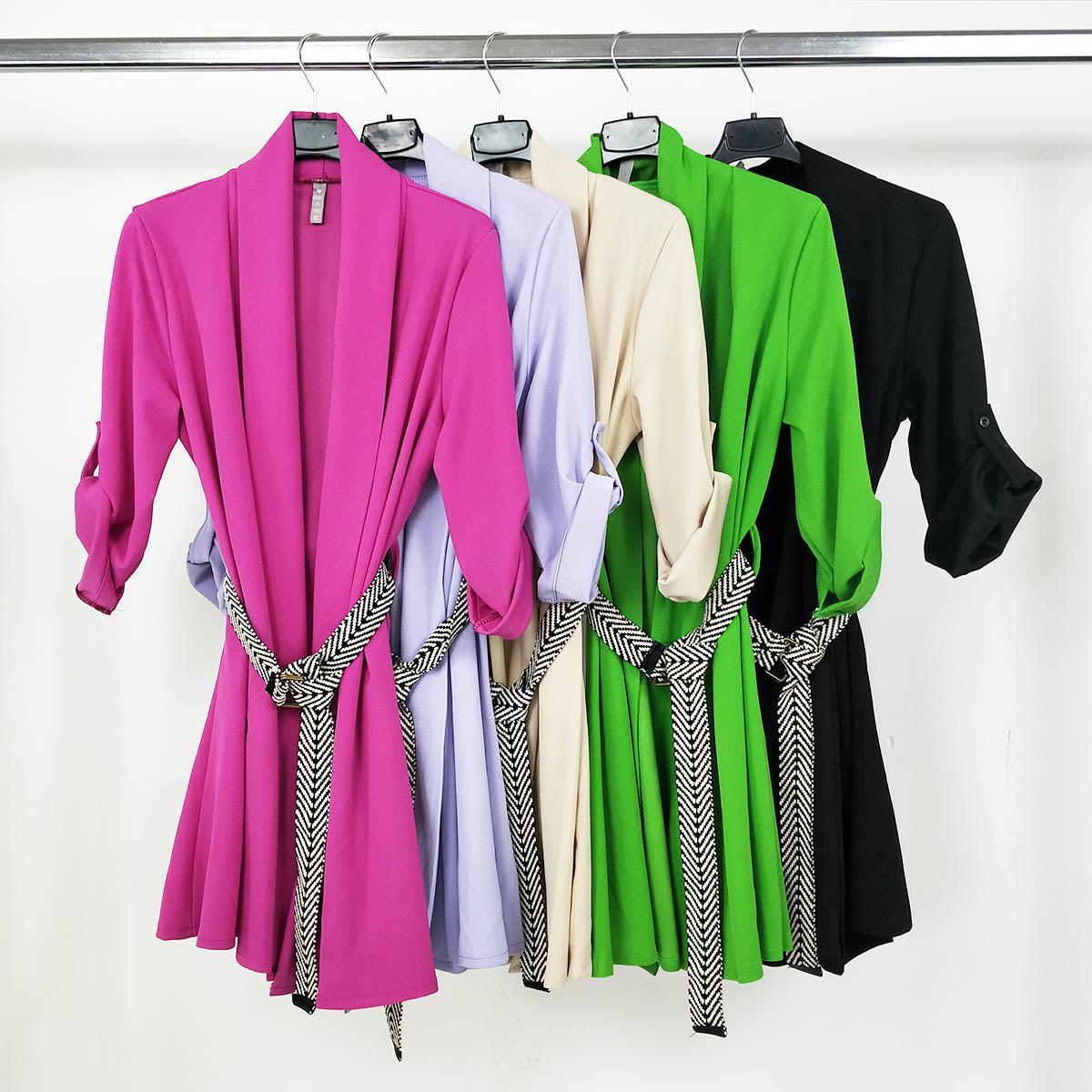 Cardigan chaqueta con cinturón TicinoChaqueta Ticino El cardigan chaqueta con cinturón Ticino es una pieza única que combina estilo y comodidad. Con su diseño de blazer relajado y cinturón incluido, podrás lucir elegante y sofisticada en cualquier ocasión