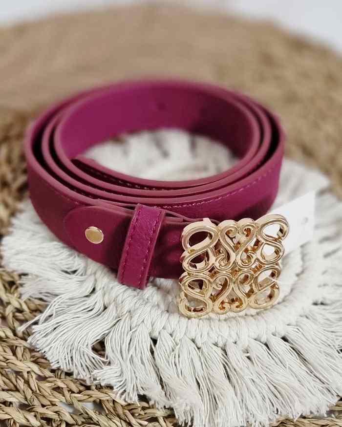 Cinturón Elegante Faire VioletaCinturón Elegante Faire Este cinturón te ayudara a darle el toque que necesitas a tu look mas elegante. El cinturón elegante Faire Violeta cuenta con una hebilla dorada de diseño estético y en tendencia. Complementa tu atuen