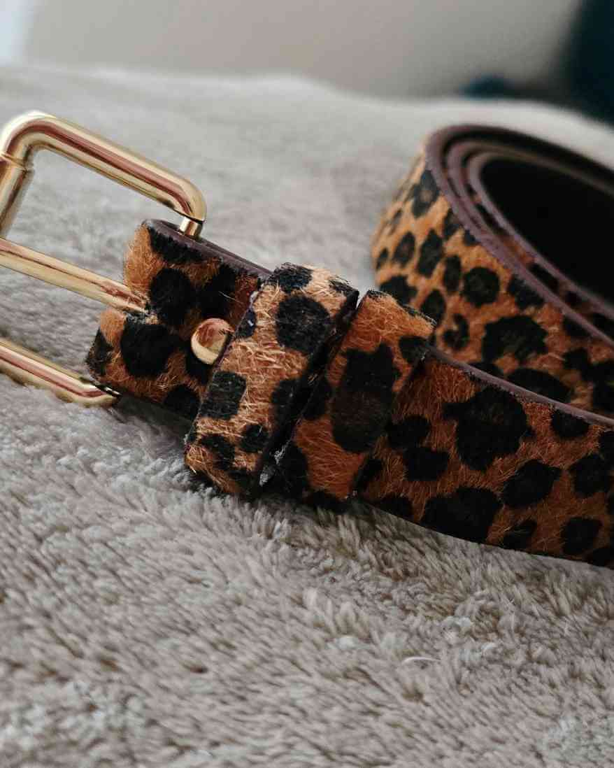 Cinturon pelo leopardoCinturón animal print leopardo con hebilla en dorado. Déjate seducir por nuestro cinturón de leopardo de pelo corto en negro y marrón, con una elegante hebilla dorada. La correa de 98cm te asegura un ajuste perfecto y un estilo único