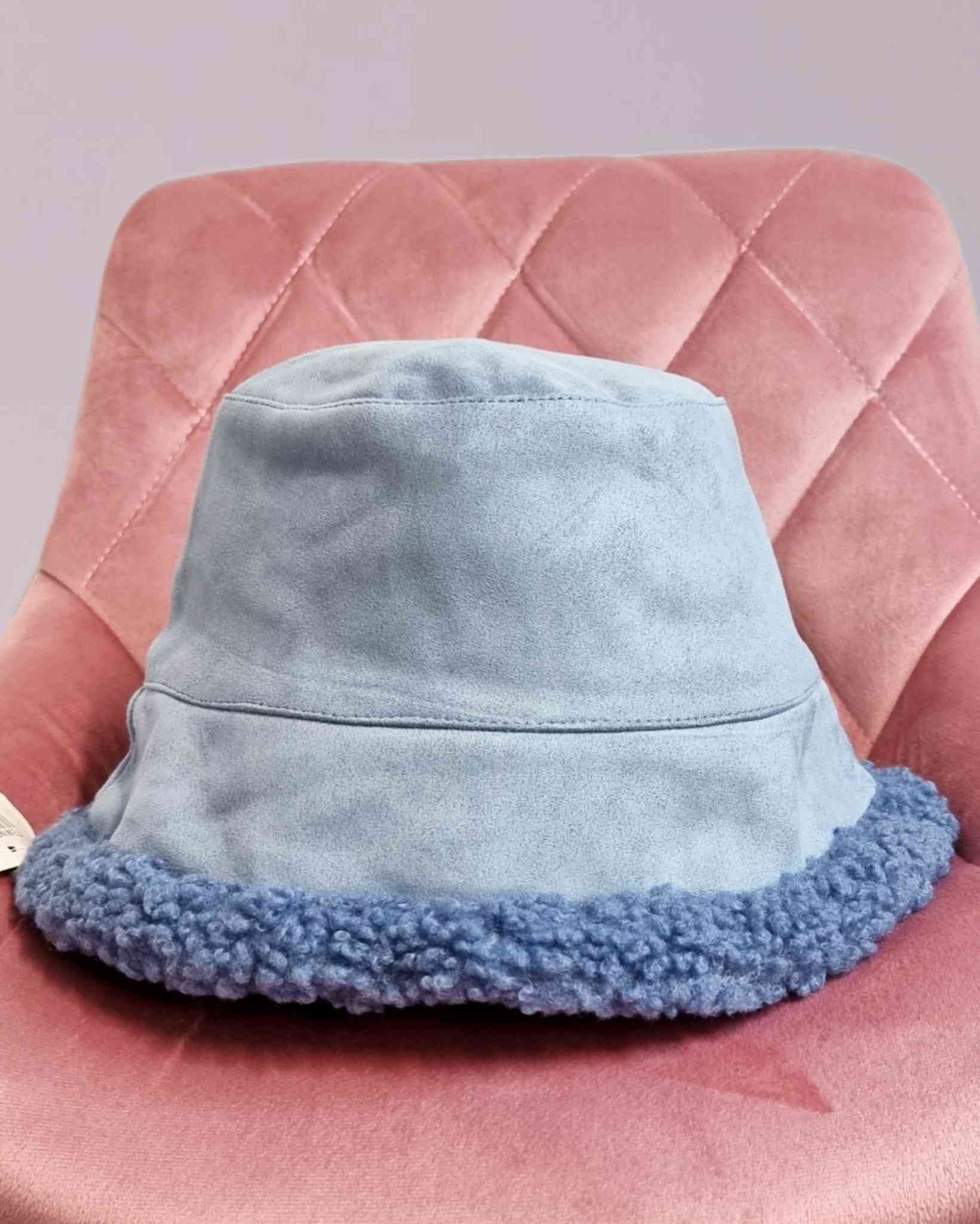 Gorro Fischerhut Reversible NicoleGorro Fischerhut Reversible Nicole ofrece una sinergia de estilo y funcionalidad excepcionales. Un lado de ante para un look moderno y el otro de pelo para mantener el calor. Esta pieza es una adición moderna que imprimir