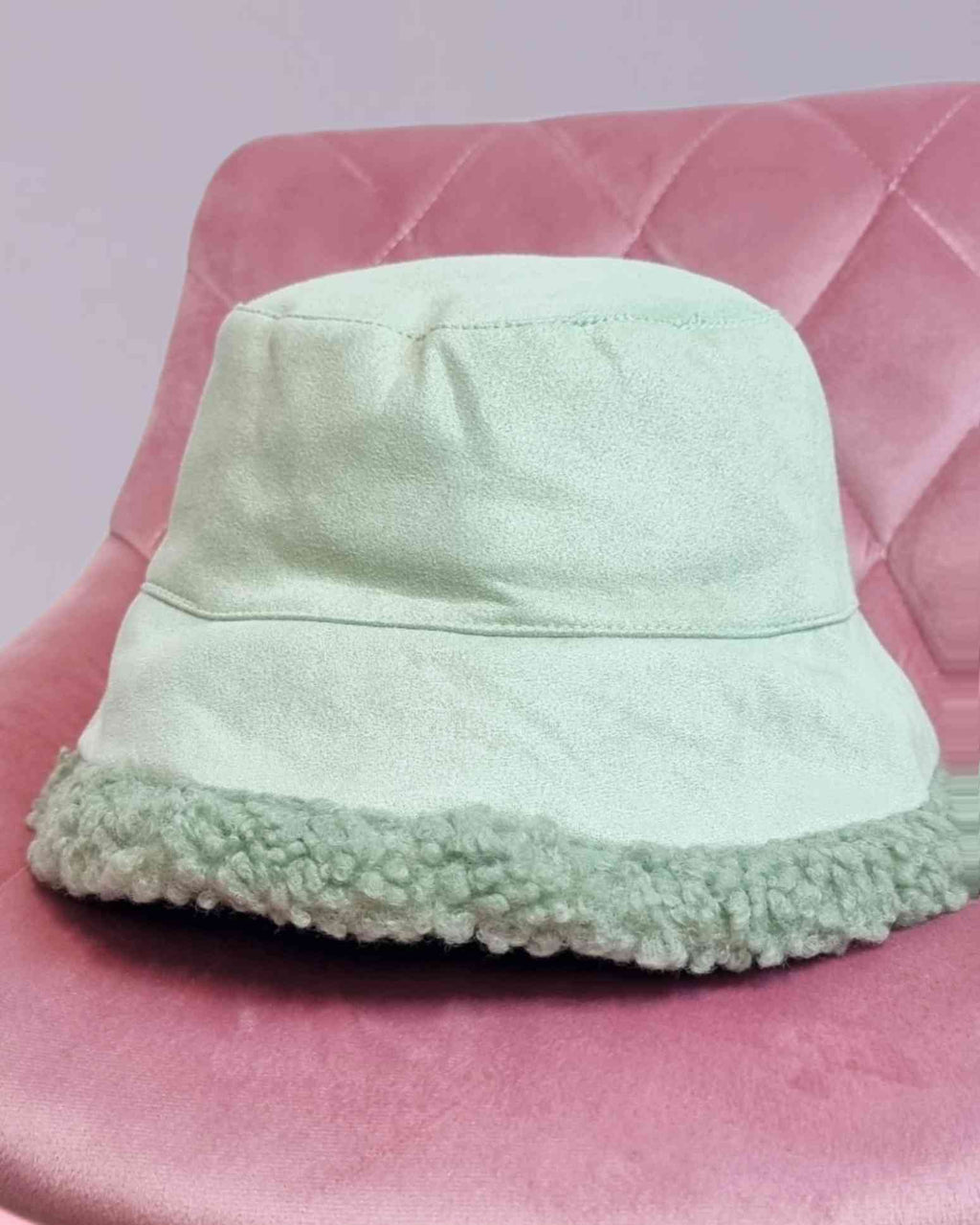 Gorro Fischerhut Reversible Dennise¡Gorro Fischerhut Reversible Dennise ofrece una combinación única de estilo y funcionalidad. Un lado de ante para un toque de frescura y otro de pelo, para mantenerte al calor. Es una adición moderna que seguramente hará